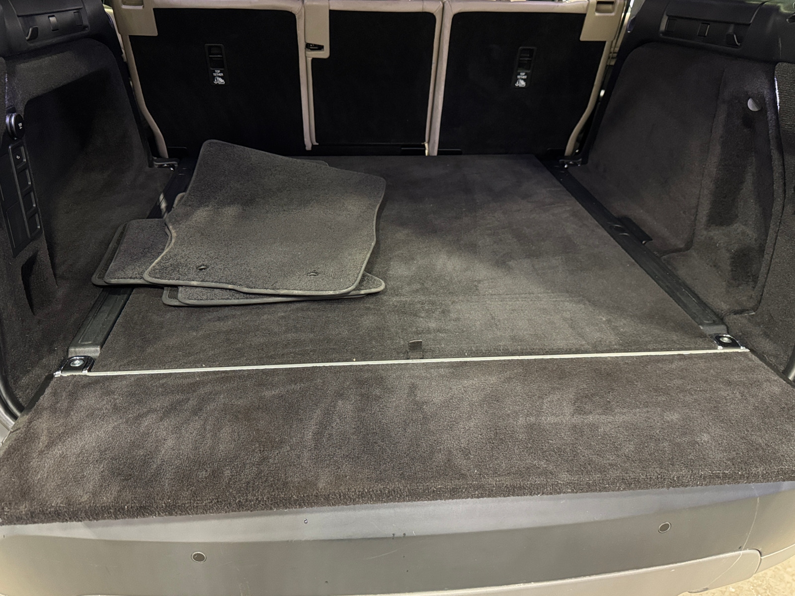 Thumbnail: 2020 Land Rover Discovery - 6