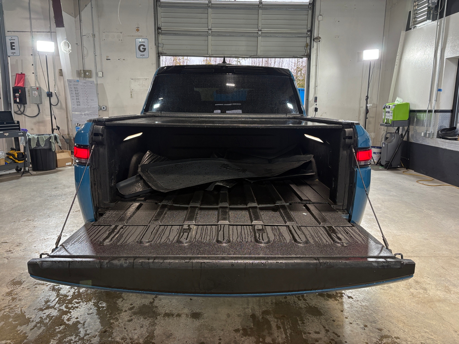 Thumbnail: 2022 Rivian R1T - 6