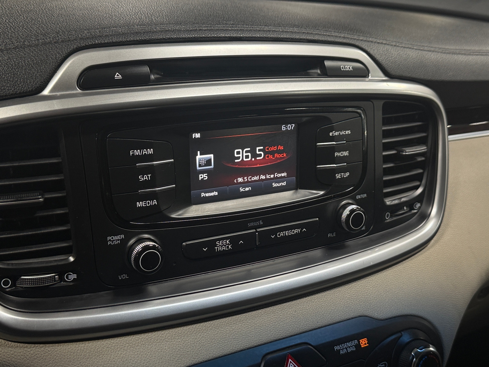 Thumbnail: 2016 Kia Sorento - 4