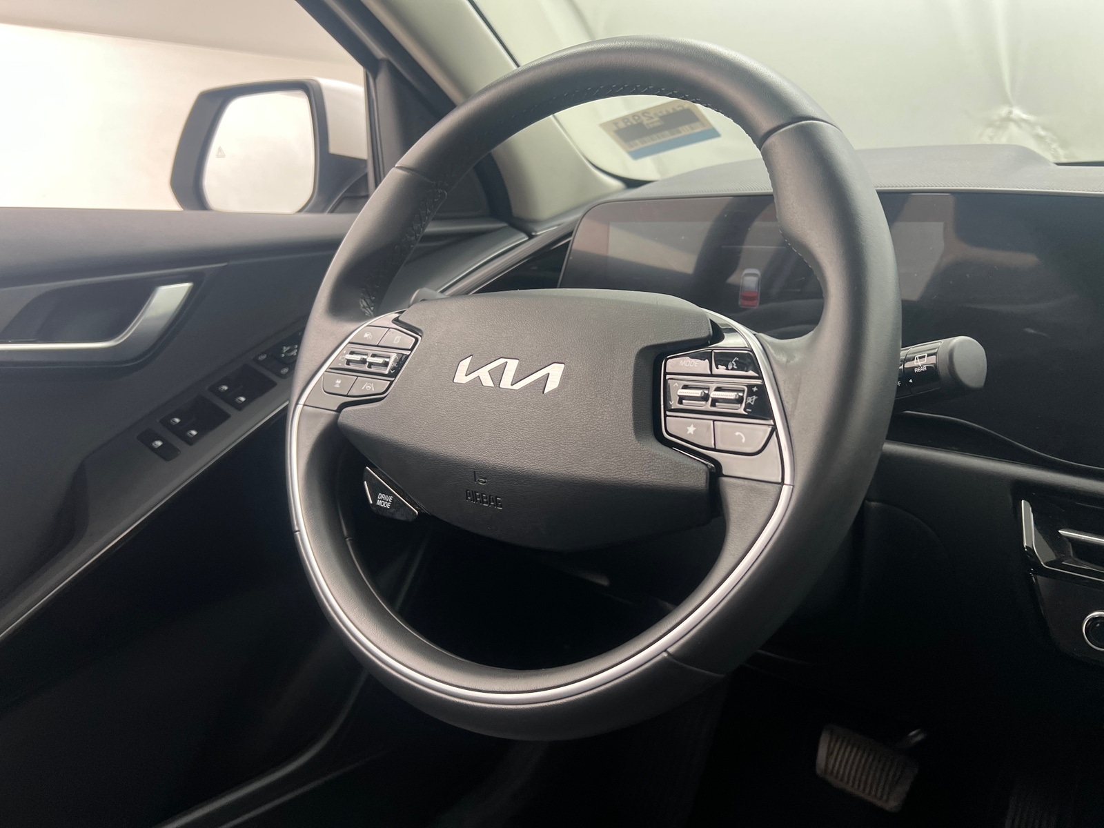 Thumbnail: 2023 Kia Niro - 4
