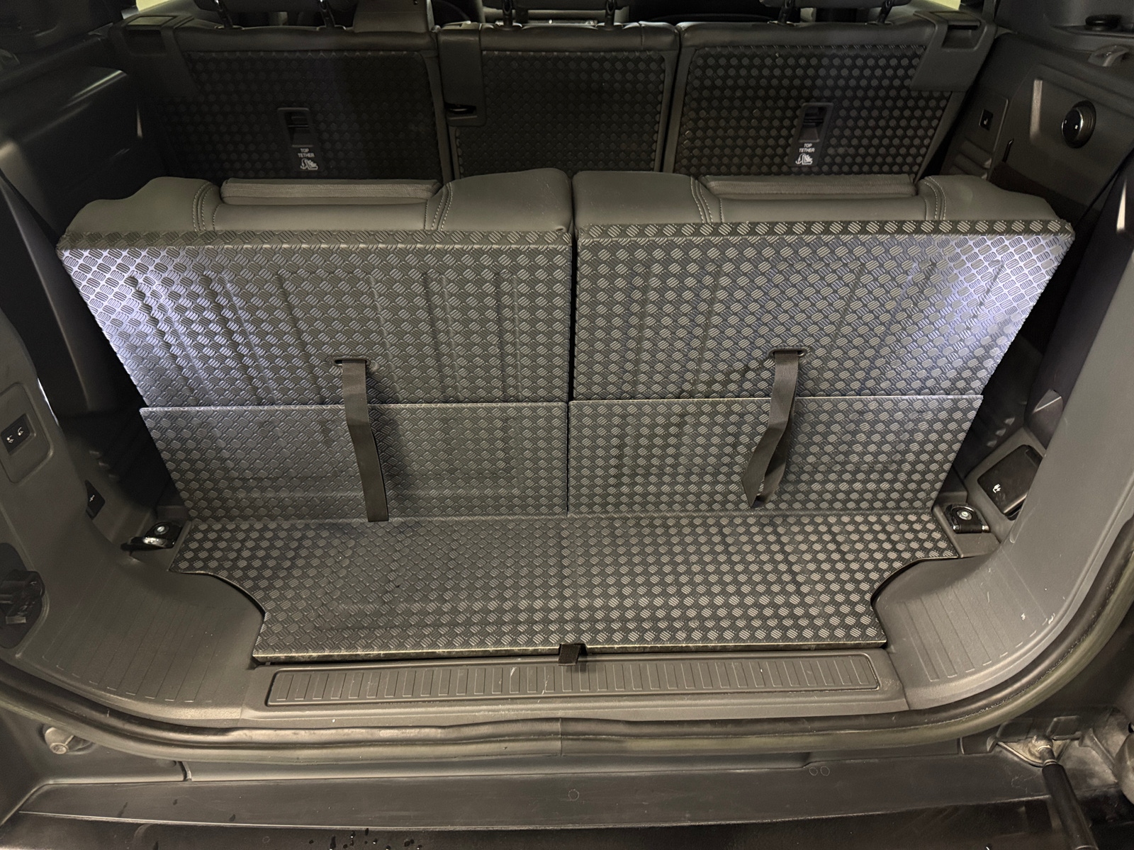 Thumbnail: 2023 Land Rover Defender - 6