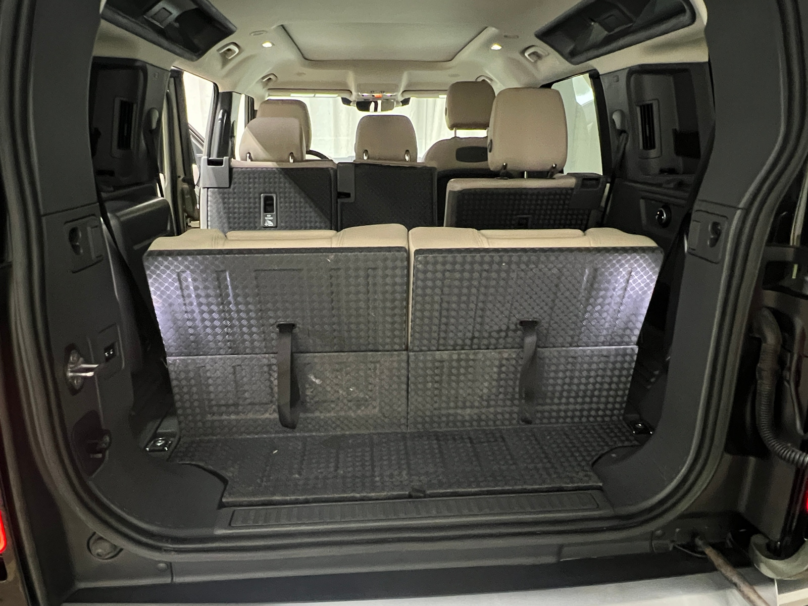 Thumbnail: 2021 Land Rover Defender - 6