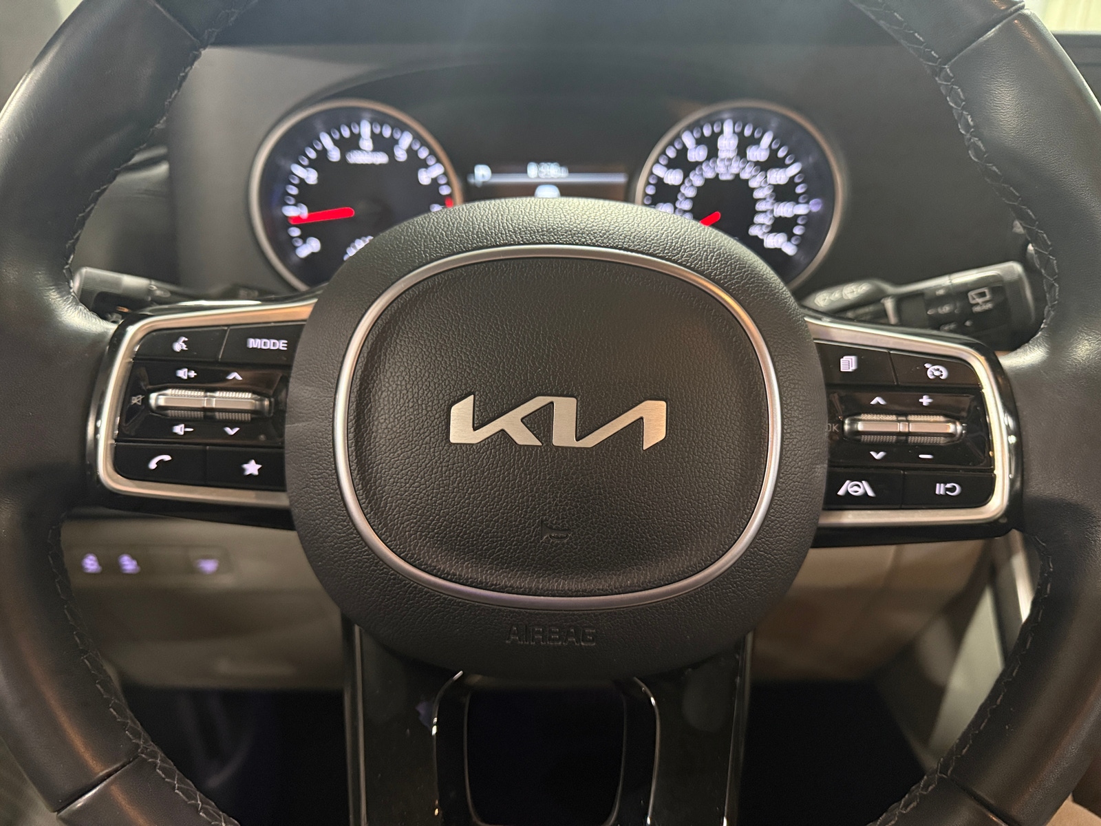 Thumbnail: 2023 Kia Carnival - 4