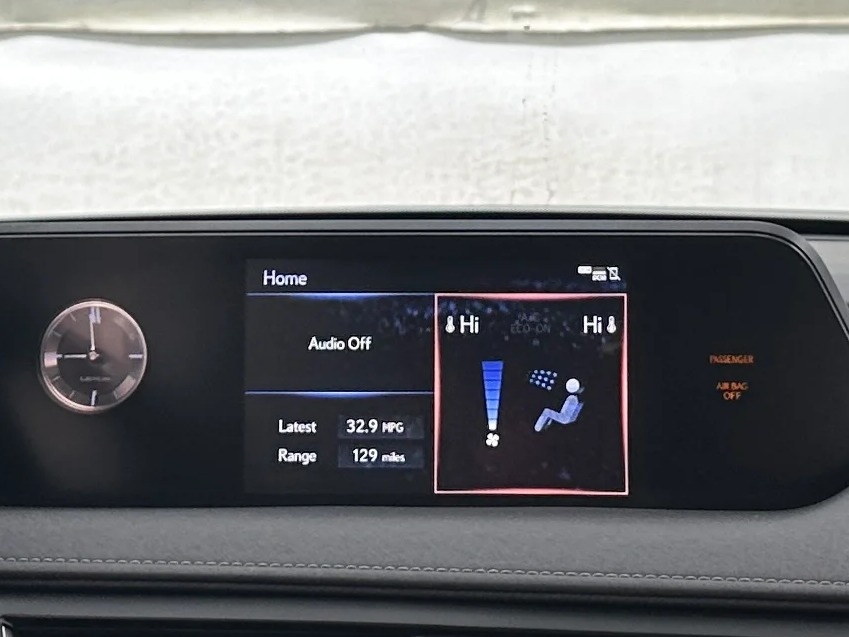 Thumbnail: 2019 Lexus UX - 3