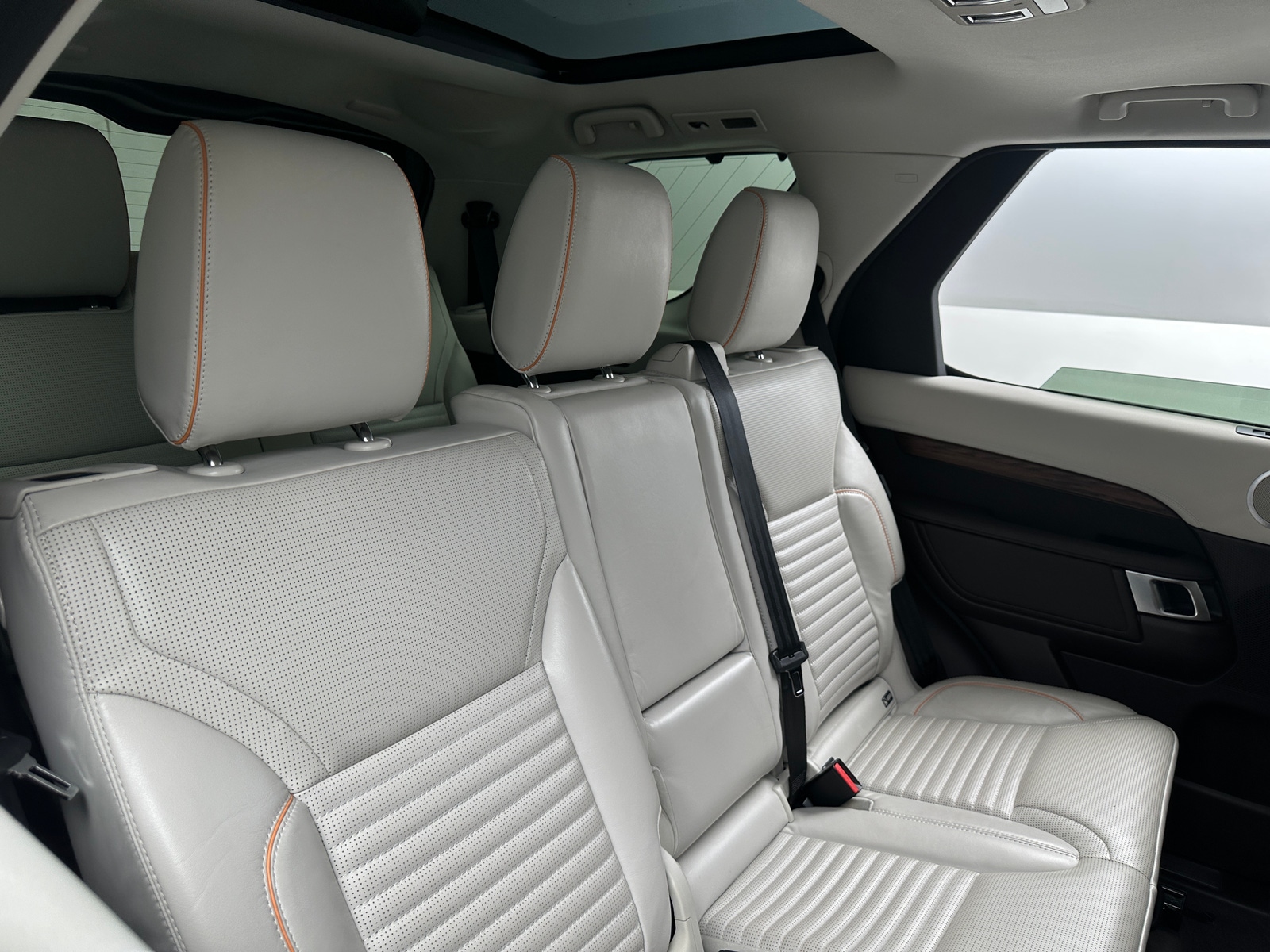 Thumbnail: 2017 Land Rover Discovery - 5