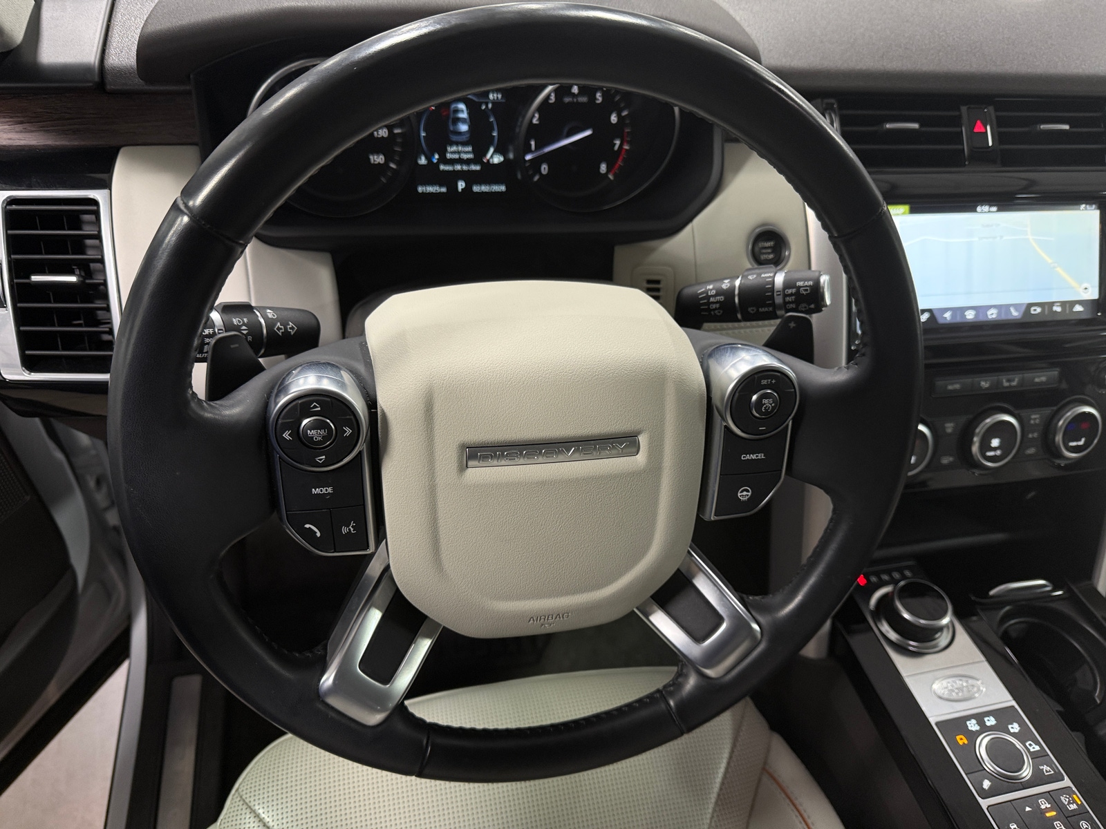 Thumbnail: 2017 Land Rover Discovery - 4