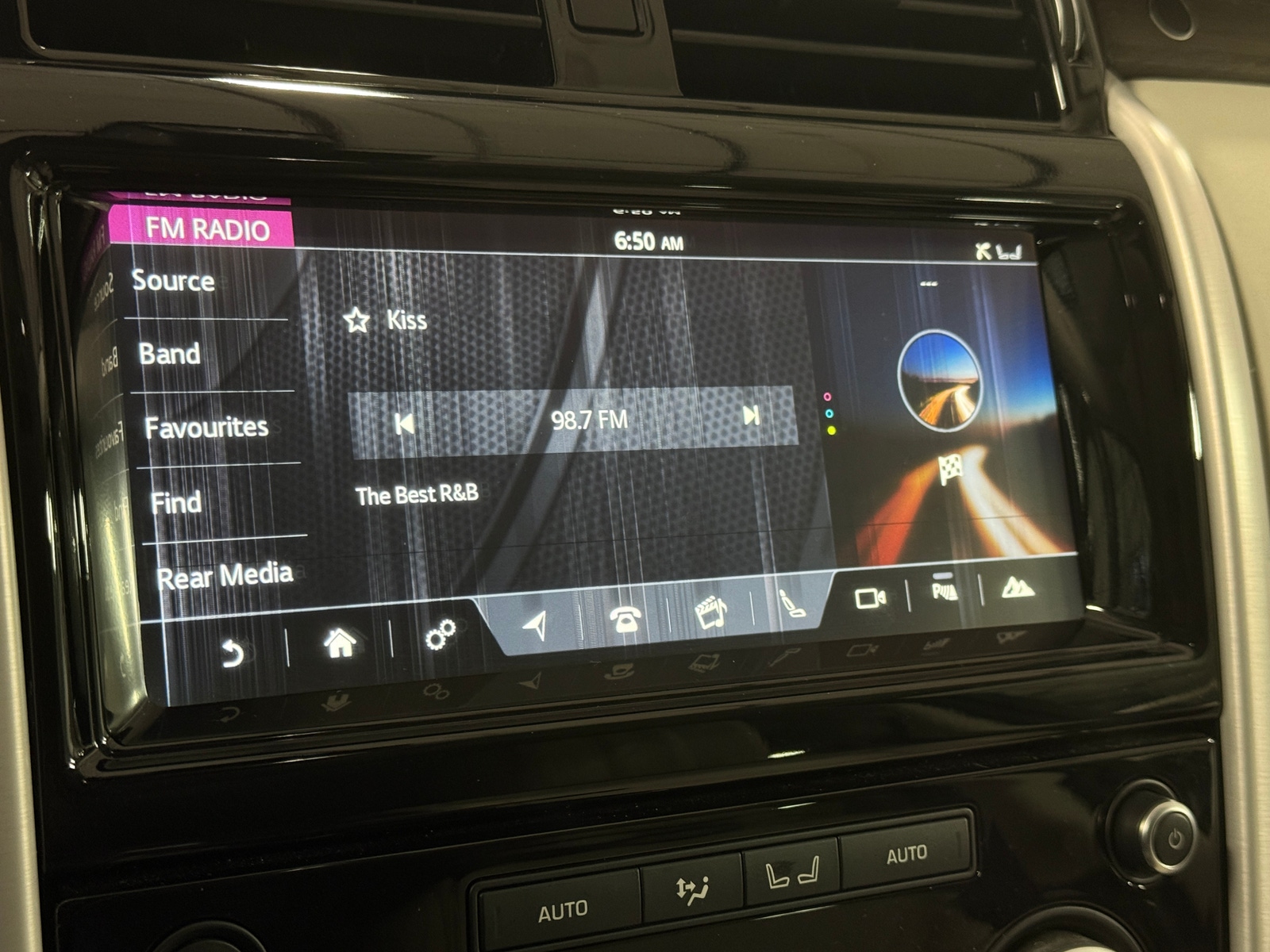 Thumbnail: 2017 Land Rover Discovery - 3