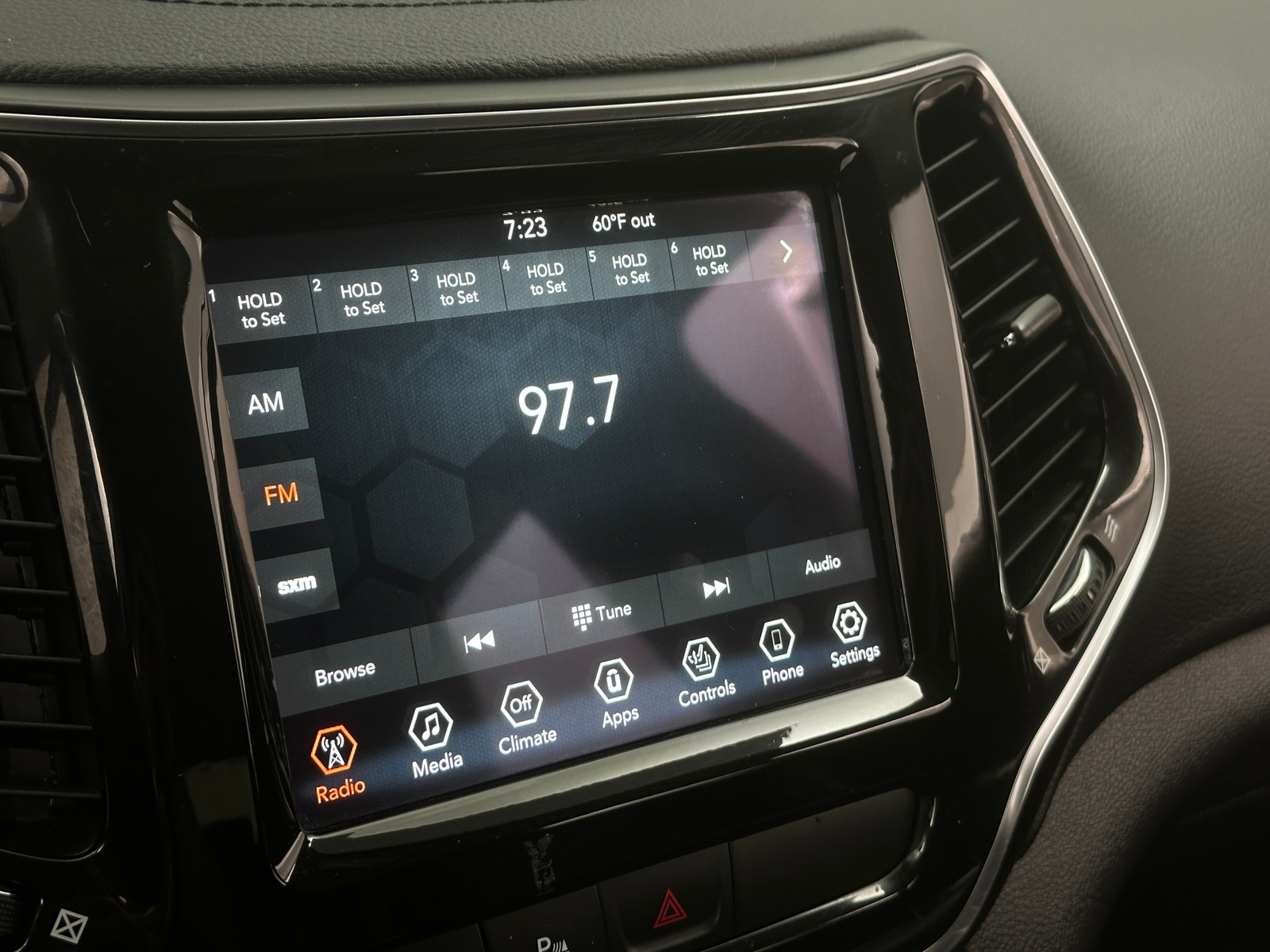 Thumbnail: 2020 Jeep Cherokee - 3