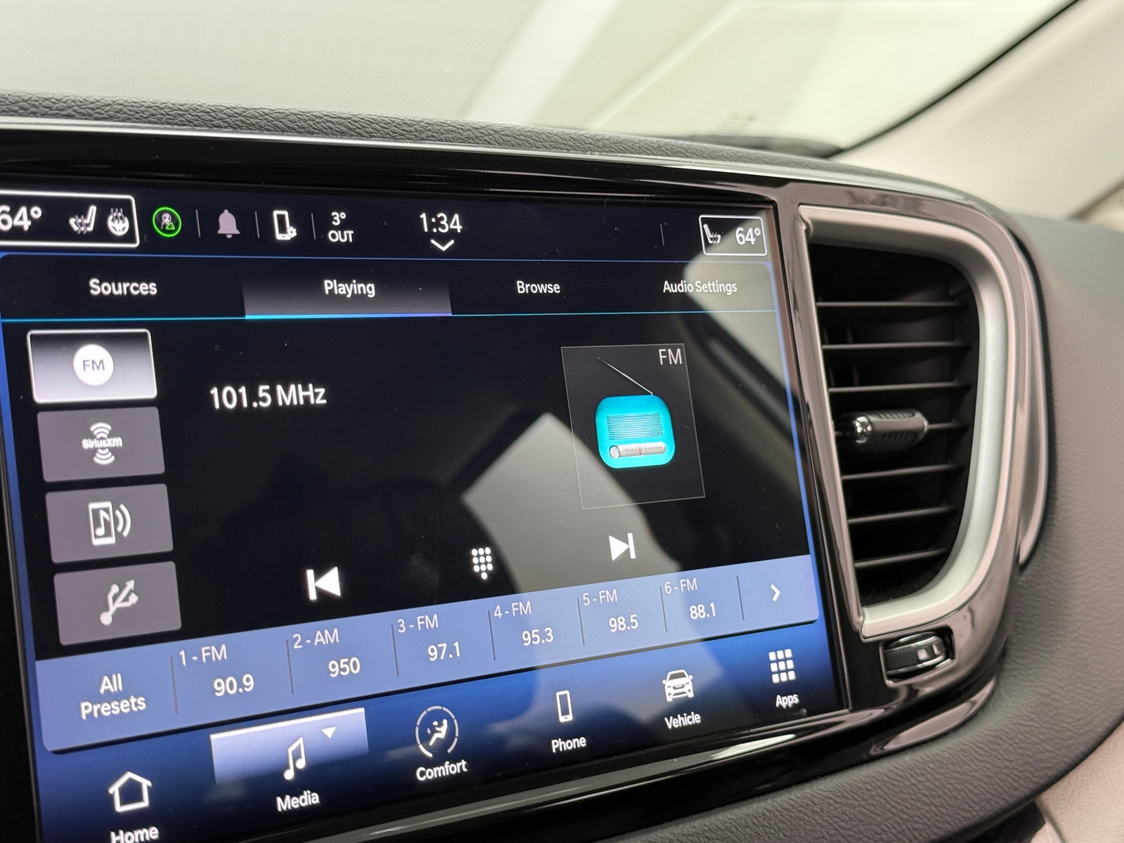 Thumbnail: 2024 Chrysler Pacifica - 3