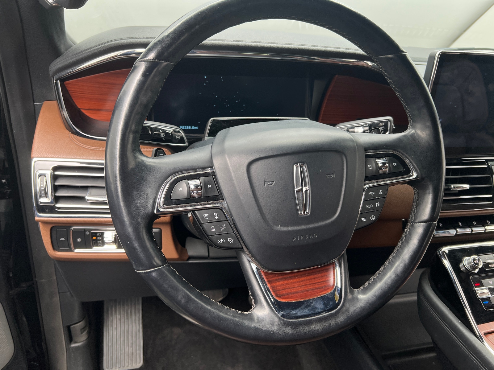 Thumbnail: 2022 Lincoln Navigator - 4