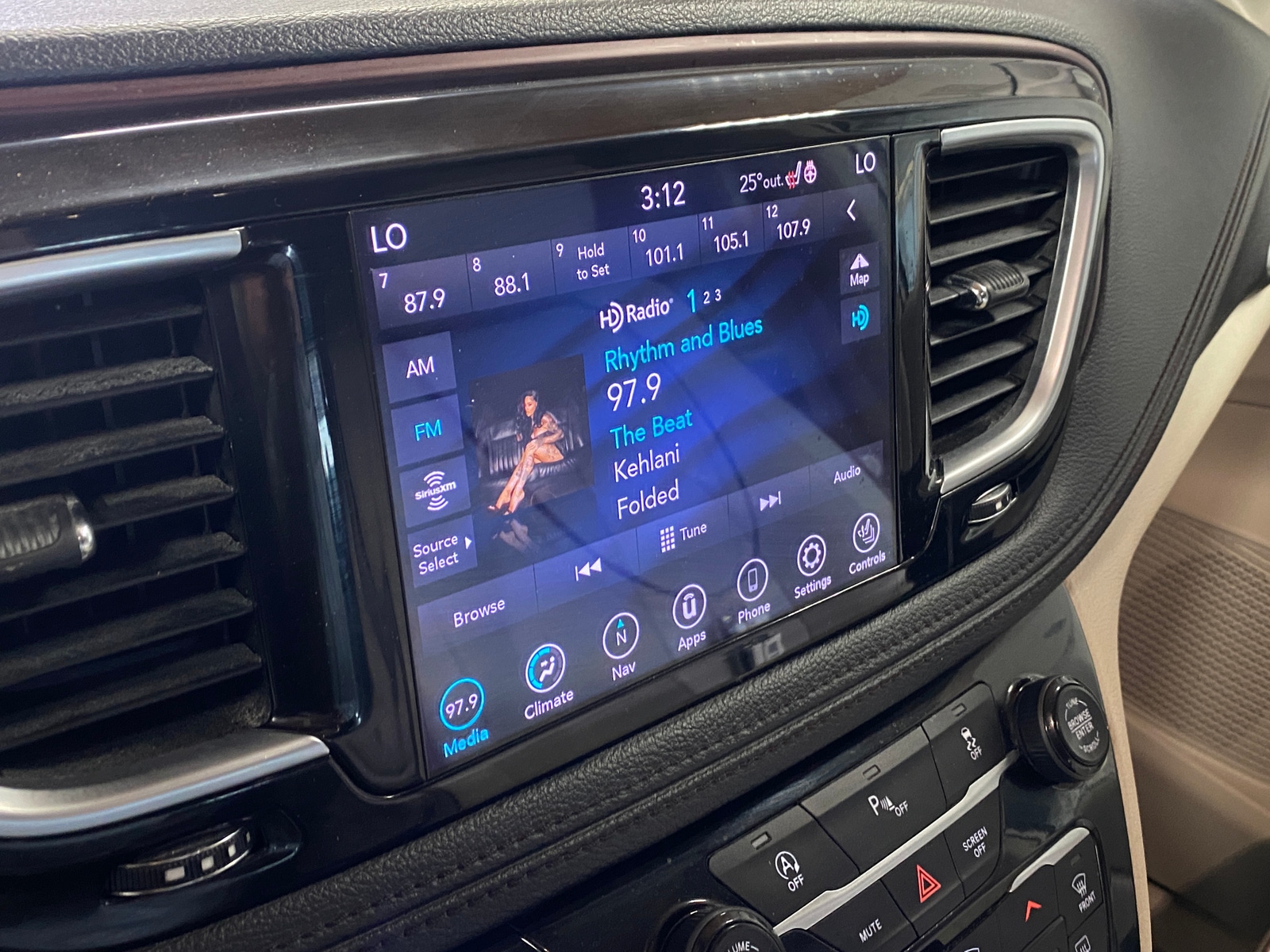 Thumbnail: 2020 Chrysler Pacifica - 3