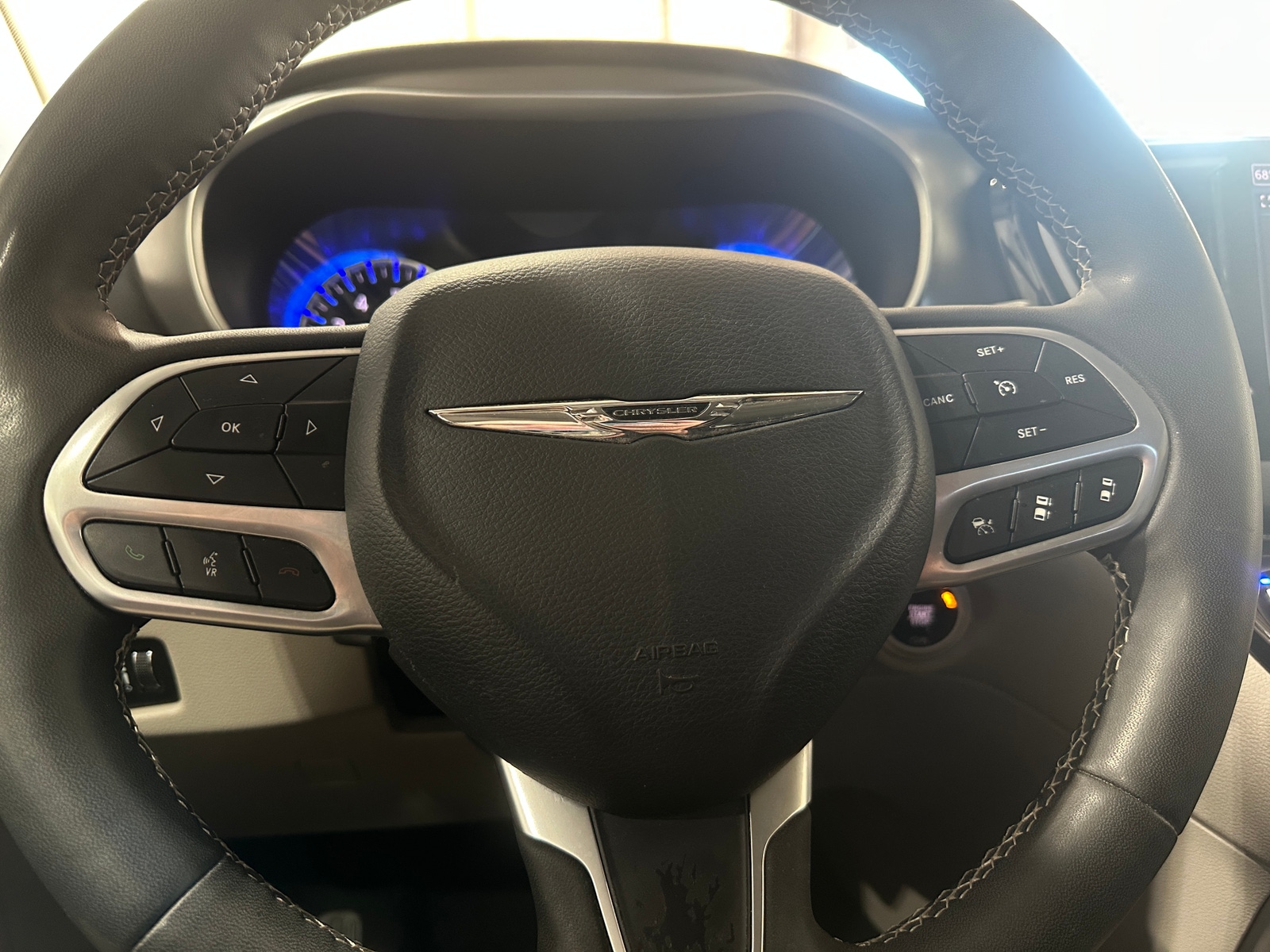 Thumbnail: 2023 Chrysler Pacifica - 4