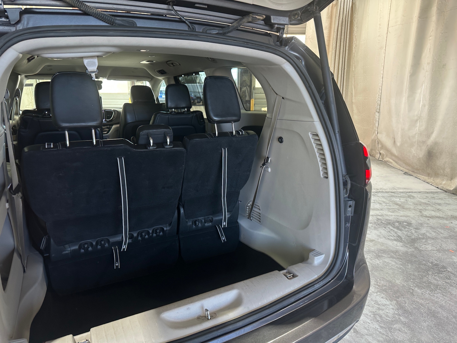 Thumbnail: 2023 Chrysler Pacifica - 6