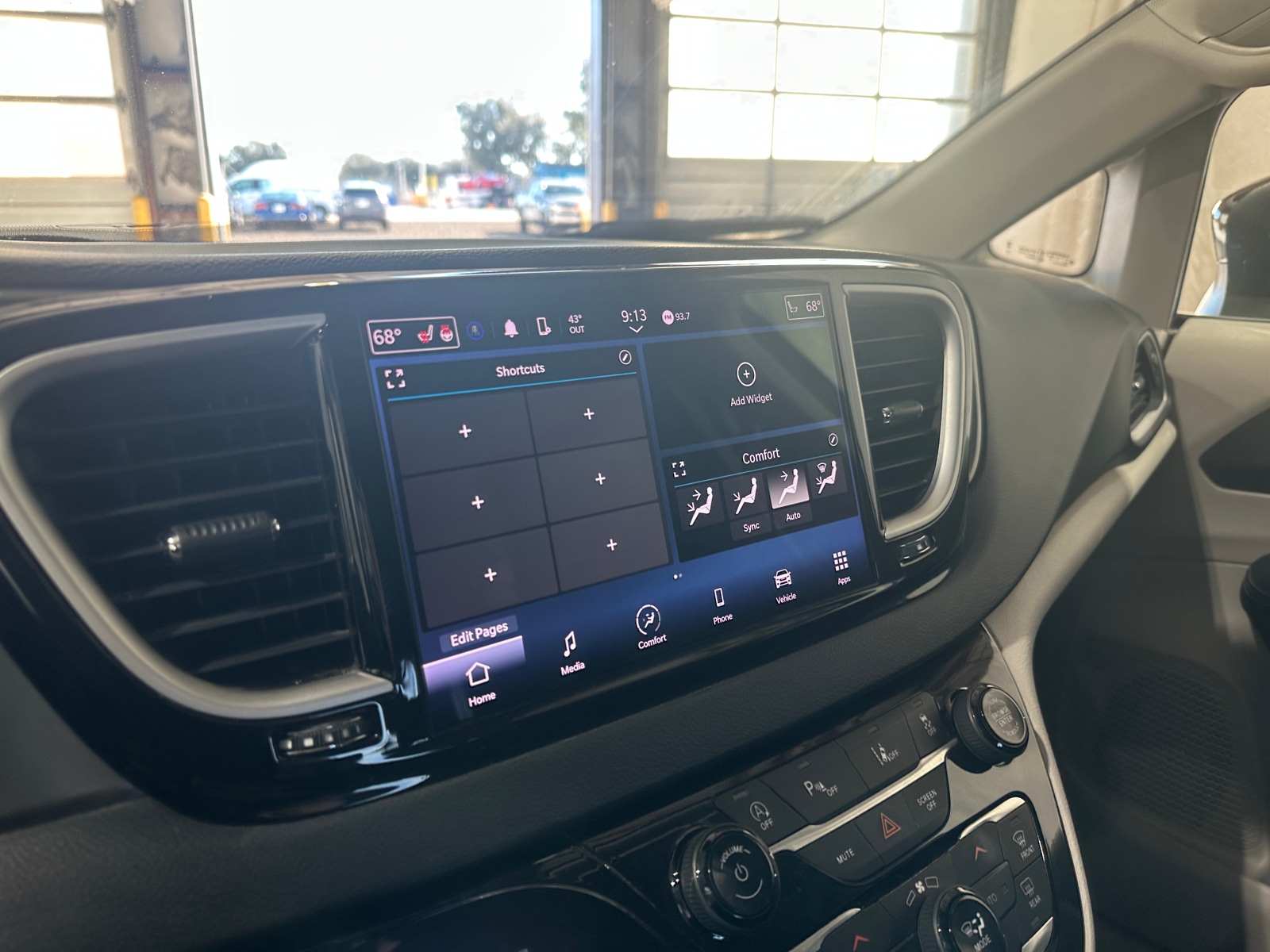 Thumbnail: 2023 Chrysler Pacifica - 3