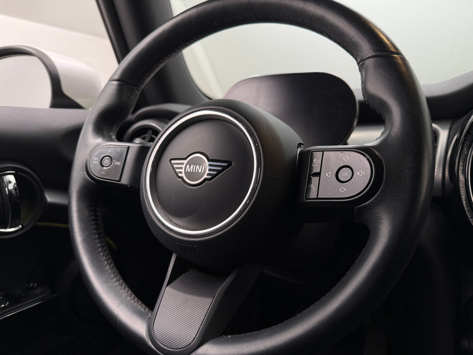 Thumbnail: 2022 MINI Cooper Hardtop - 4