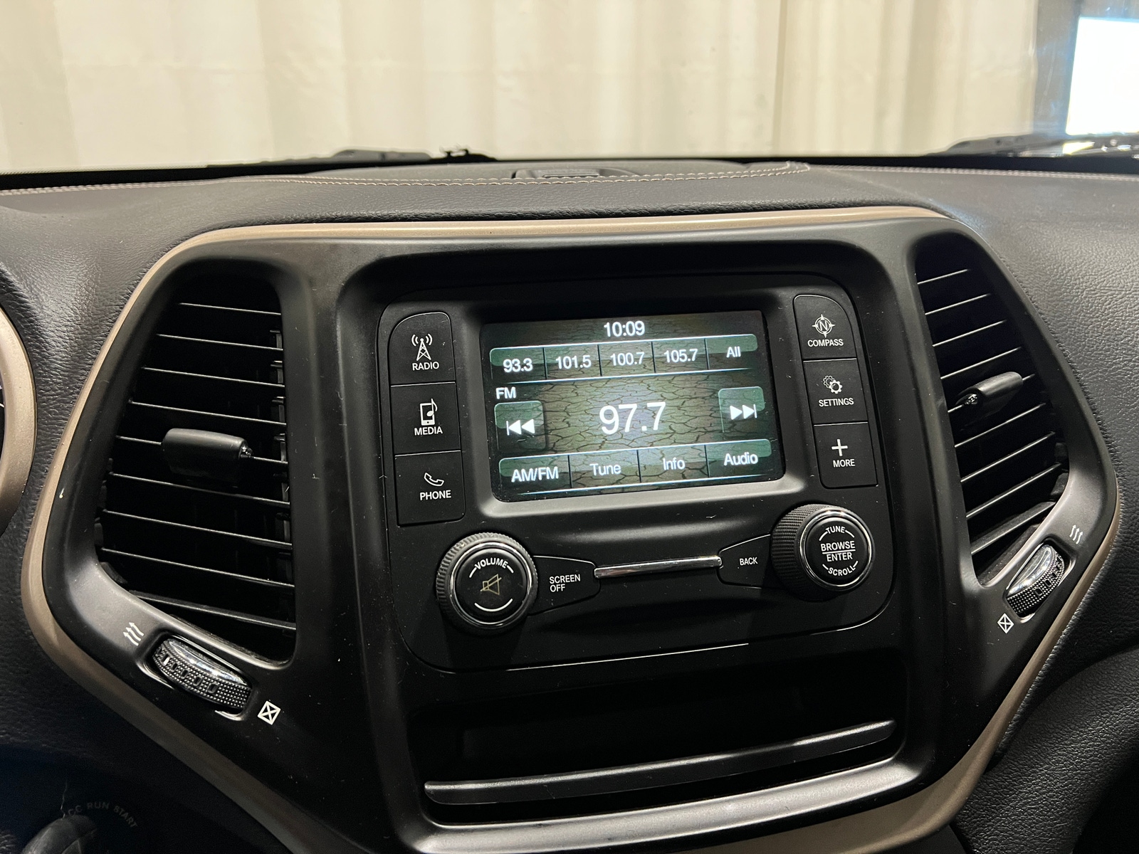 Thumbnail: 2015 Jeep Cherokee - 4