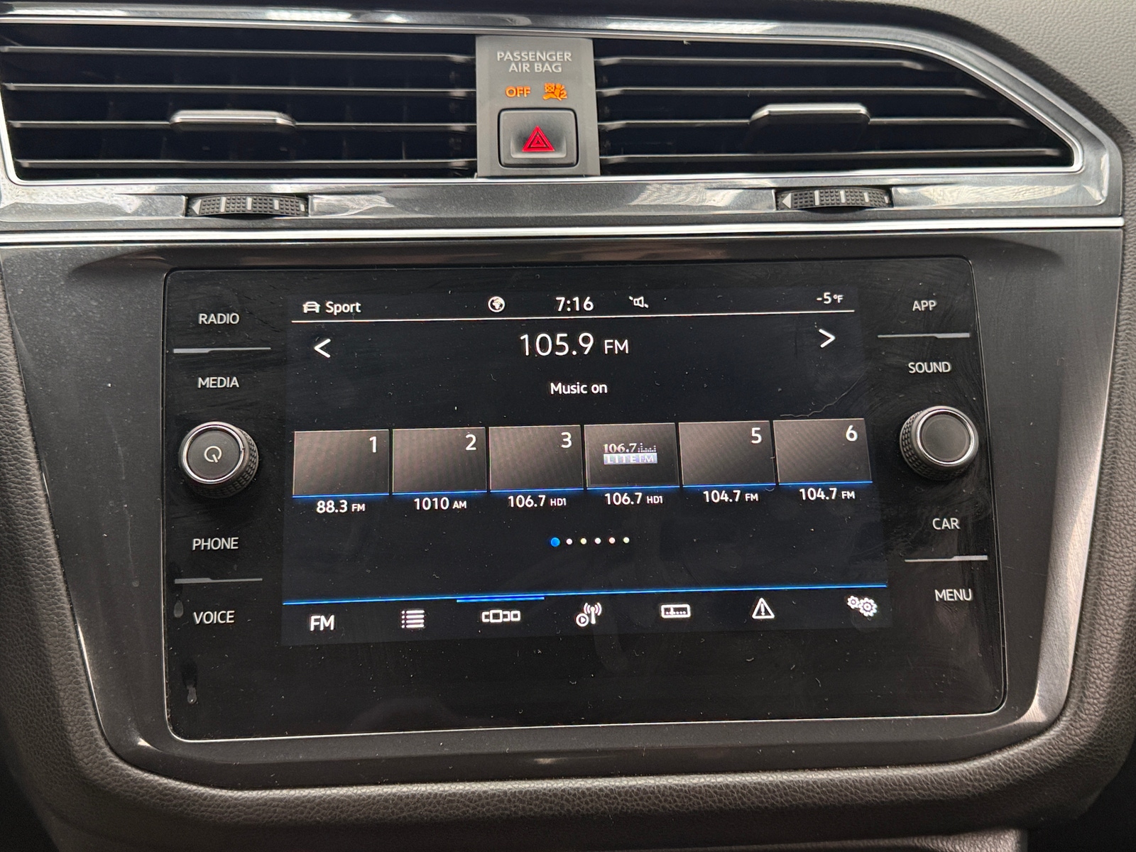 Thumbnail: 2023 Volkswagen Tiguan - 3