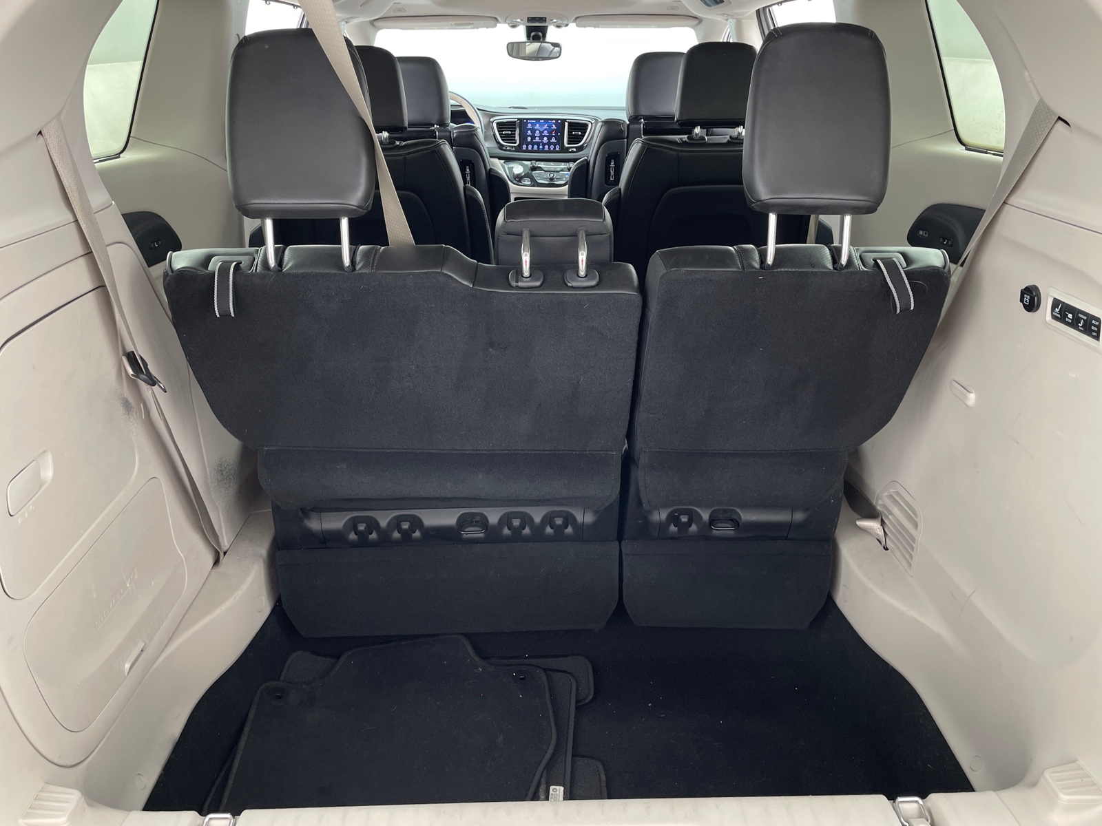 Thumbnail: 2018 Chrysler Pacifica - 6