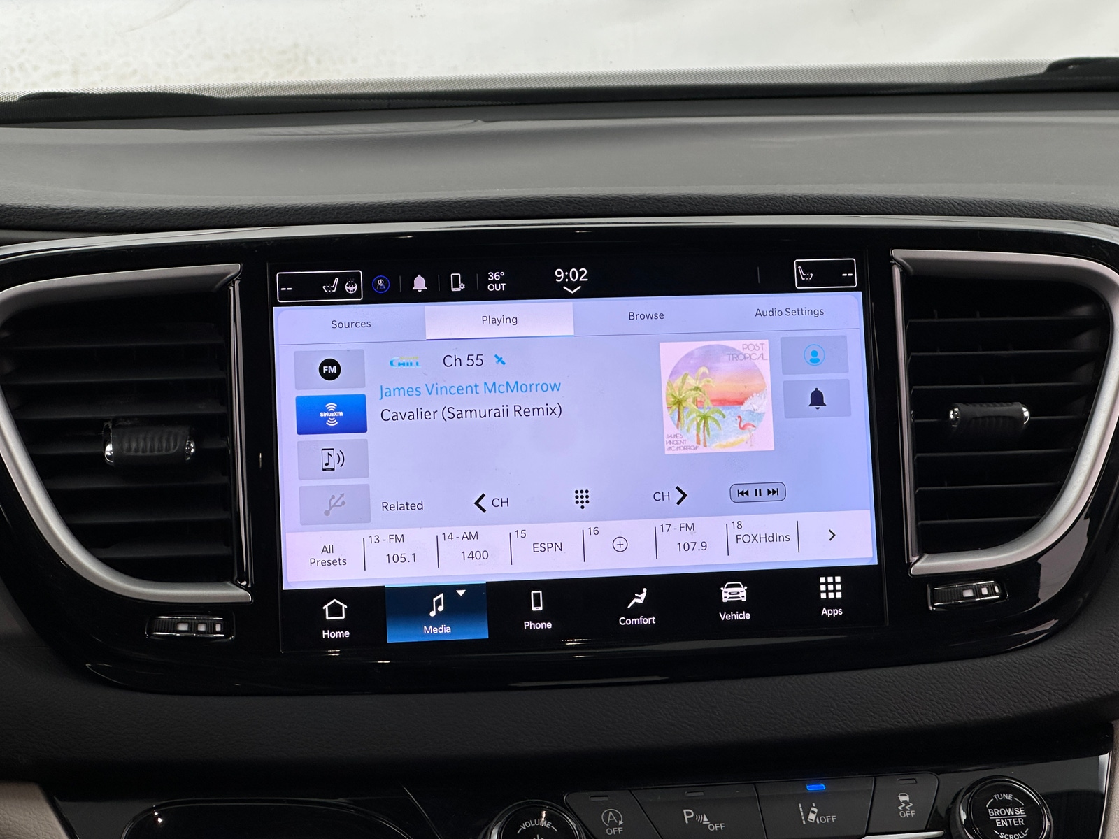 Thumbnail: 2023 Chrysler Pacifica - 3