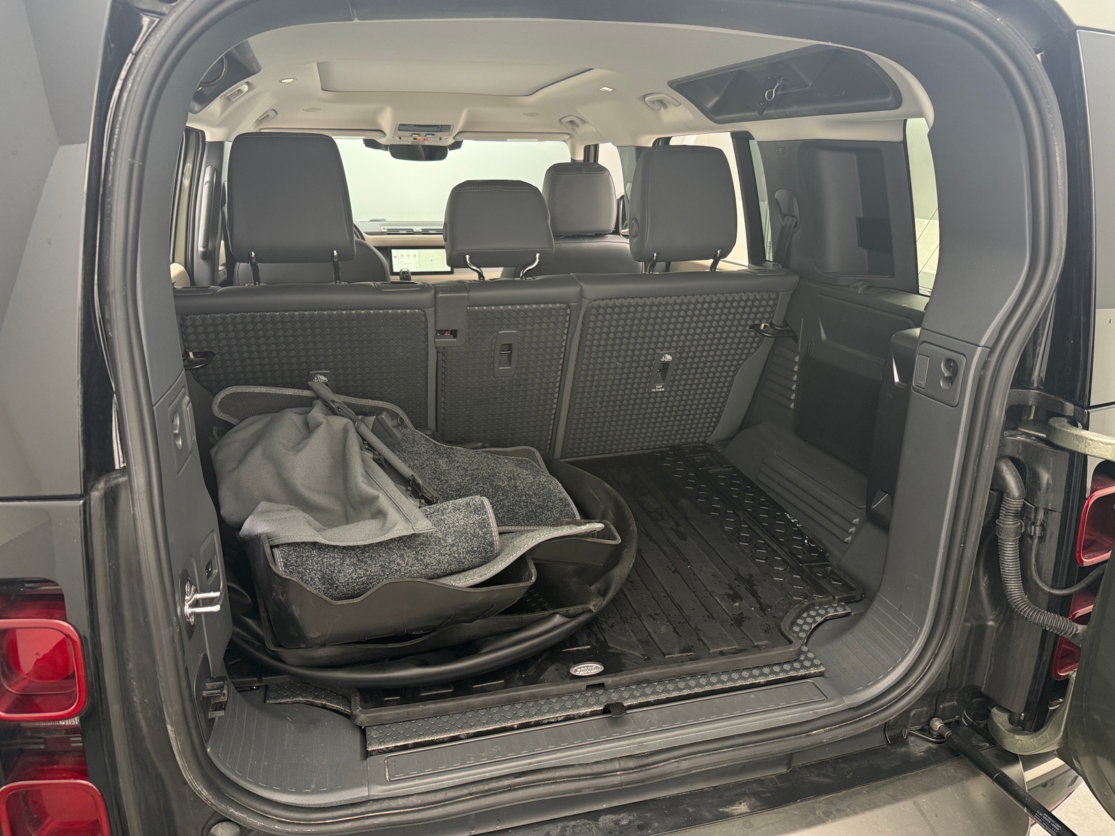 Thumbnail: 2023 Land Rover Defender - 6