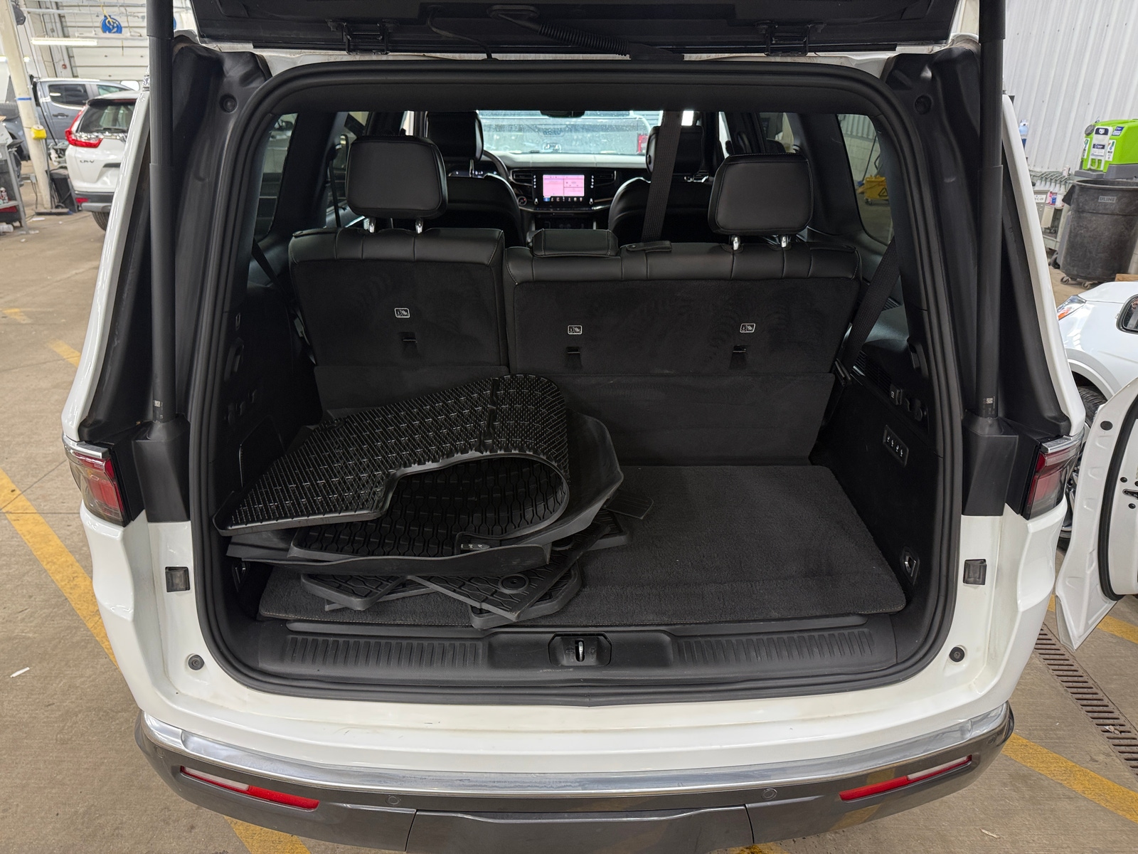 Thumbnail: 2022 Jeep Wagoneer - 6