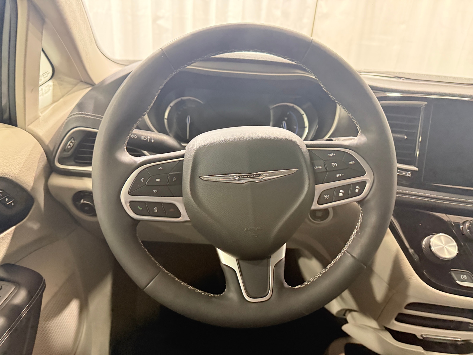 Thumbnail: 2022 Chrysler Pacifica - 4