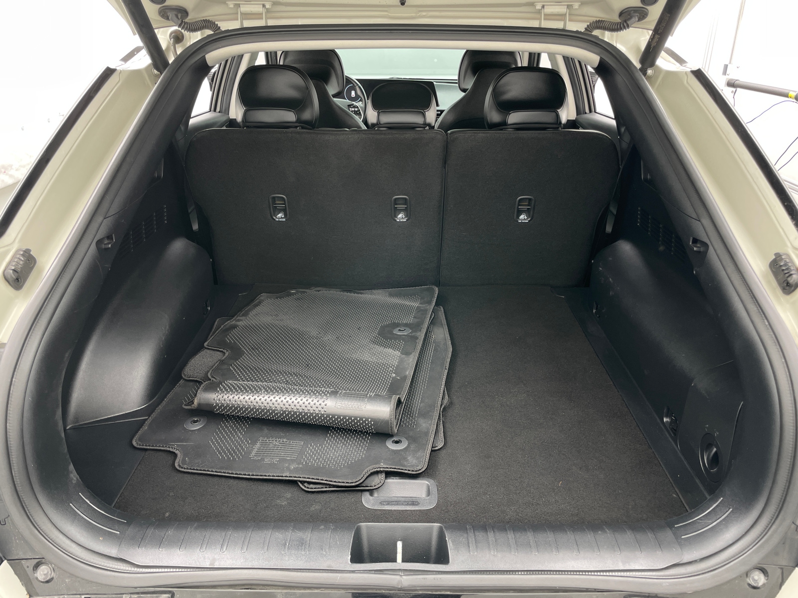 Thumbnail: 2022 Kia EV6 - 6