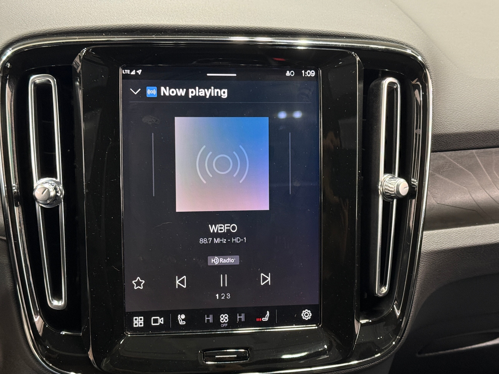 Thumbnail: 2024 Volvo XC40 - 4