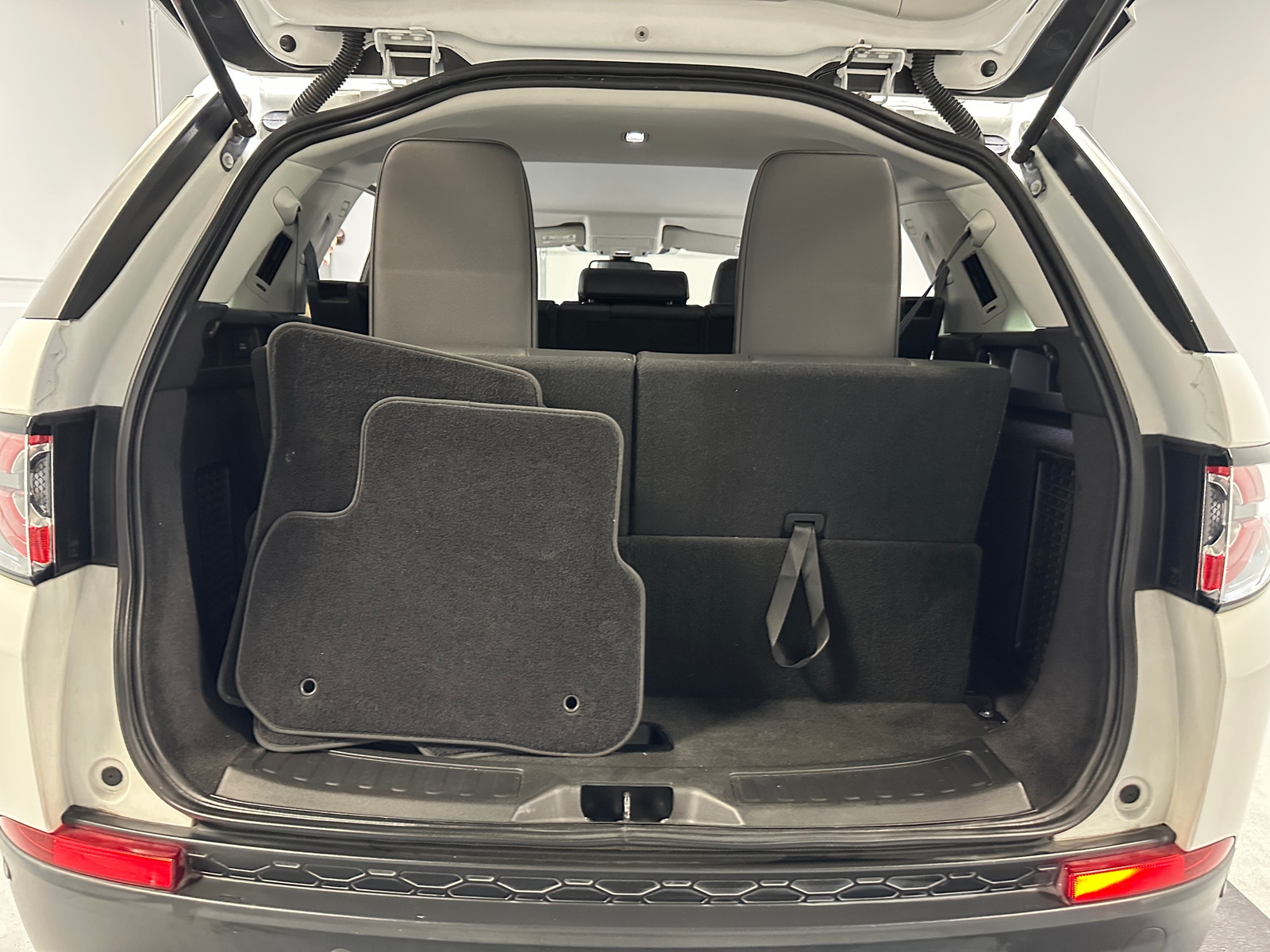 Thumbnail: 2019 Land Rover Discovery Sport - 6