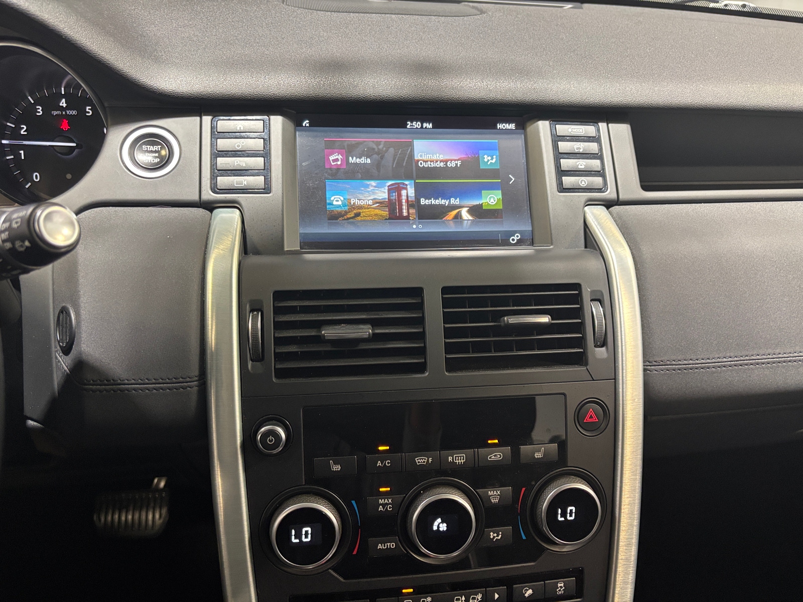 Thumbnail: 2019 Land Rover Discovery Sport - 3