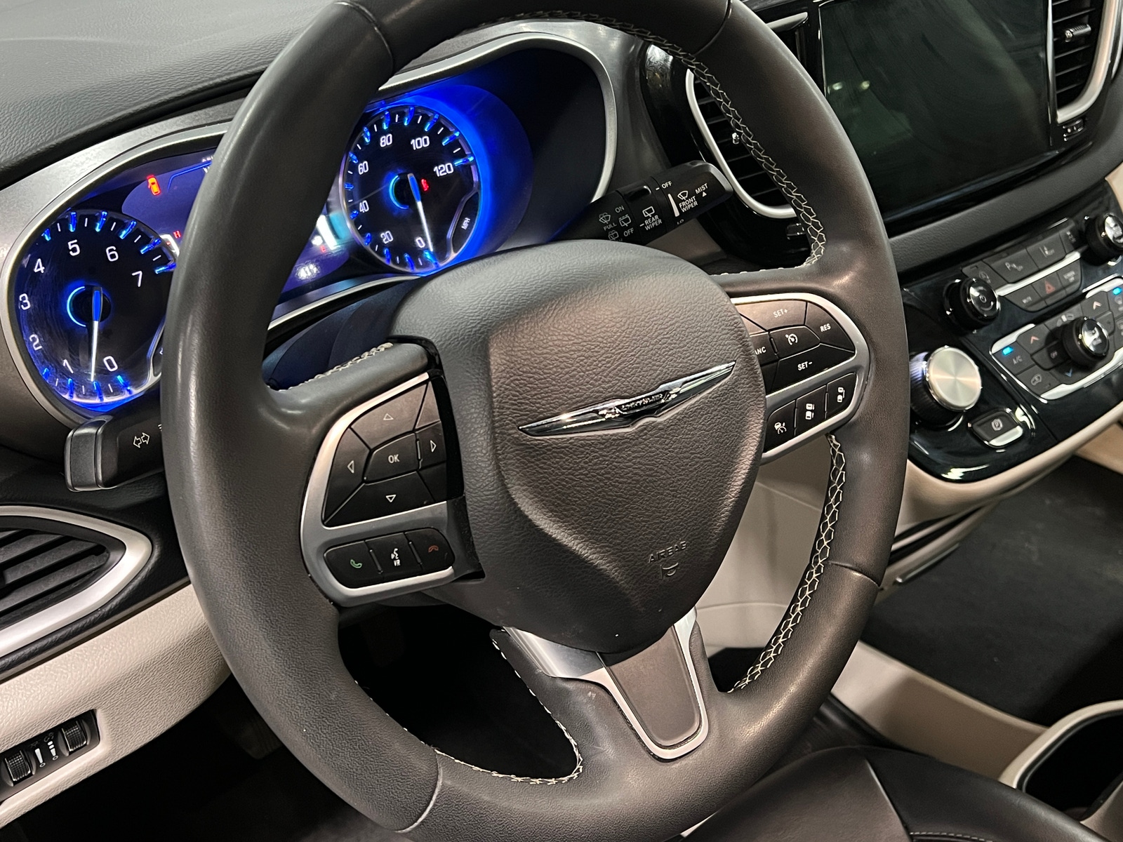 Thumbnail: 2023 Chrysler Pacifica - 4