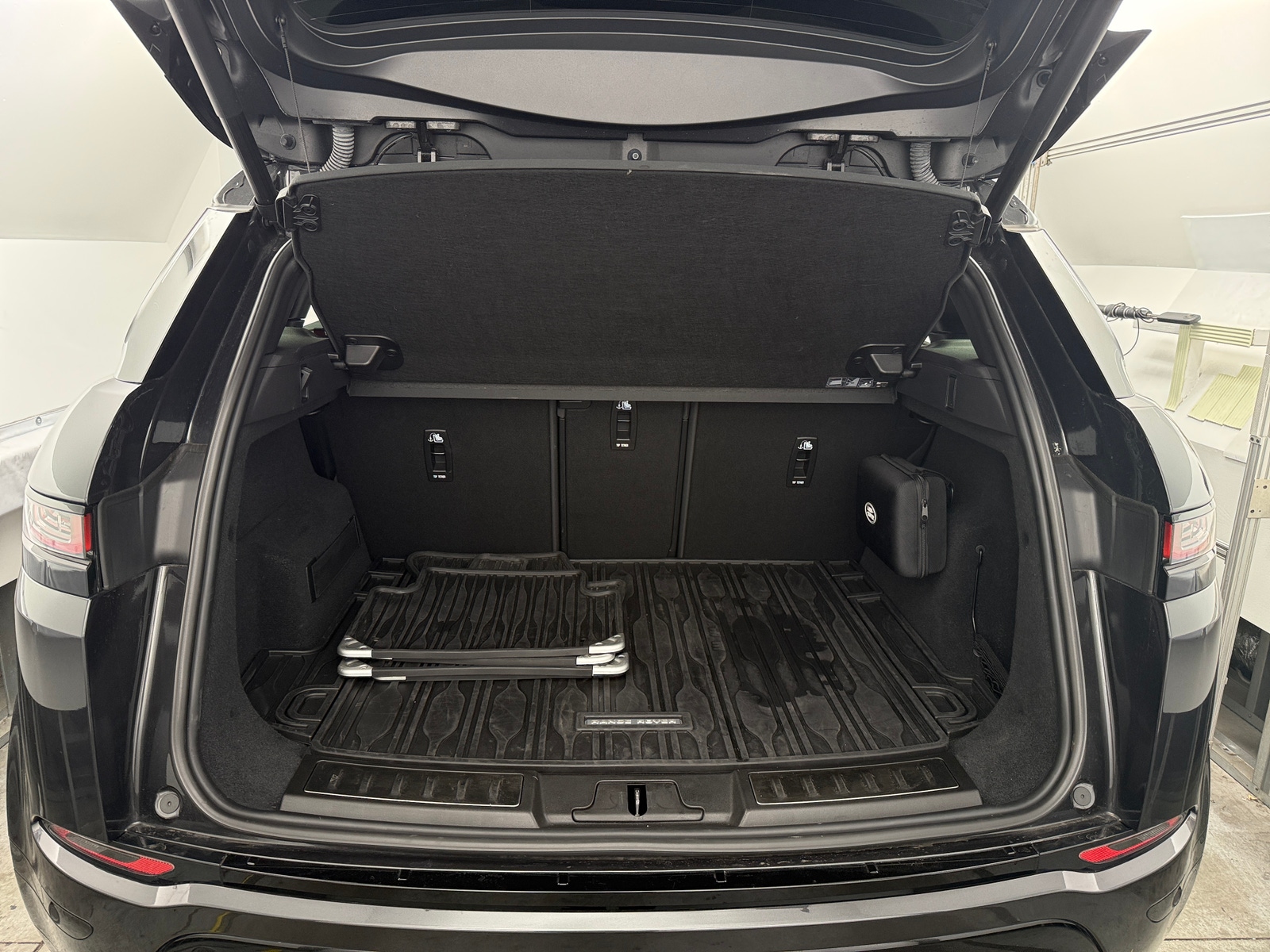 Thumbnail: 2023 Land Rover Range Rover Evoque - 6