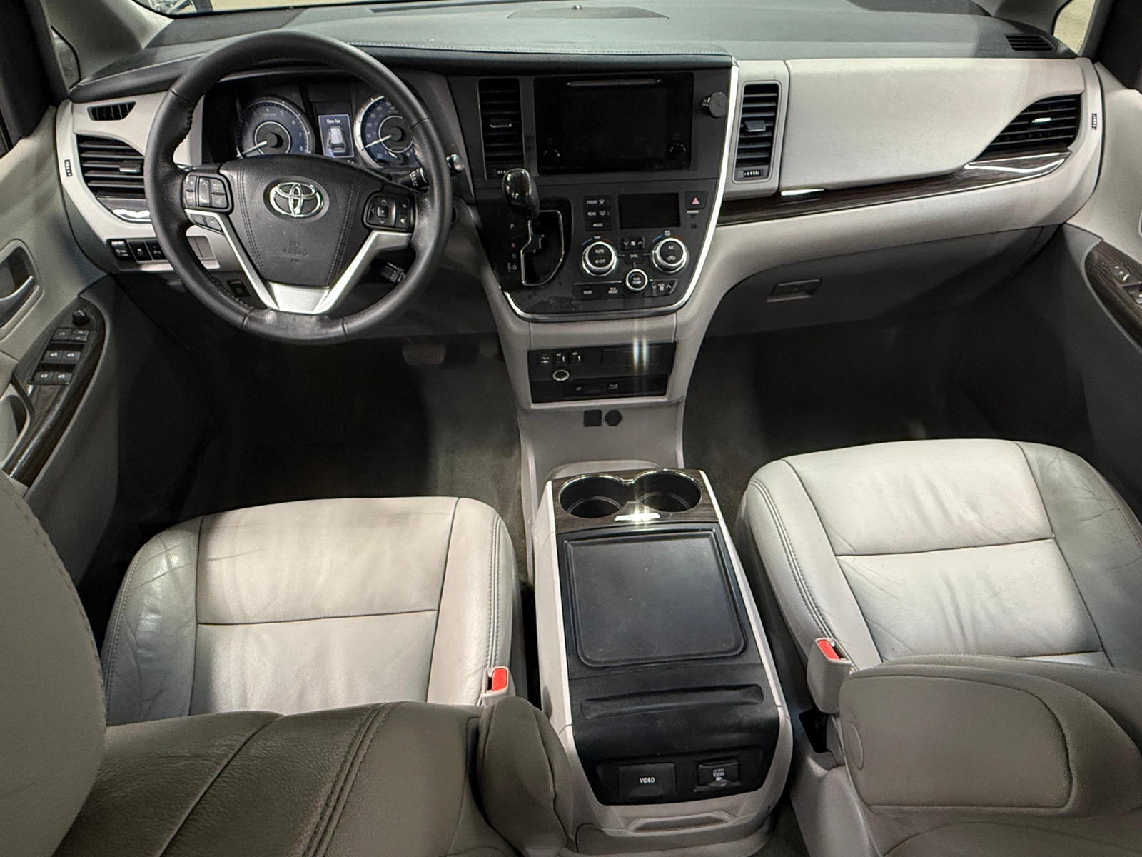 Thumbnail: 2017 Toyota Sienna - 2