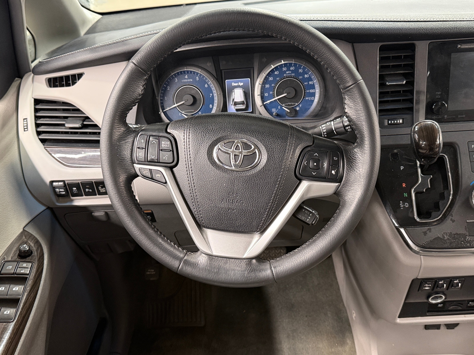 Thumbnail: 2017 Toyota Sienna - 4