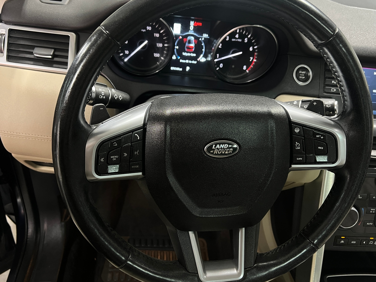 Thumbnail: 2017 Land Rover Discovery Sport - 4