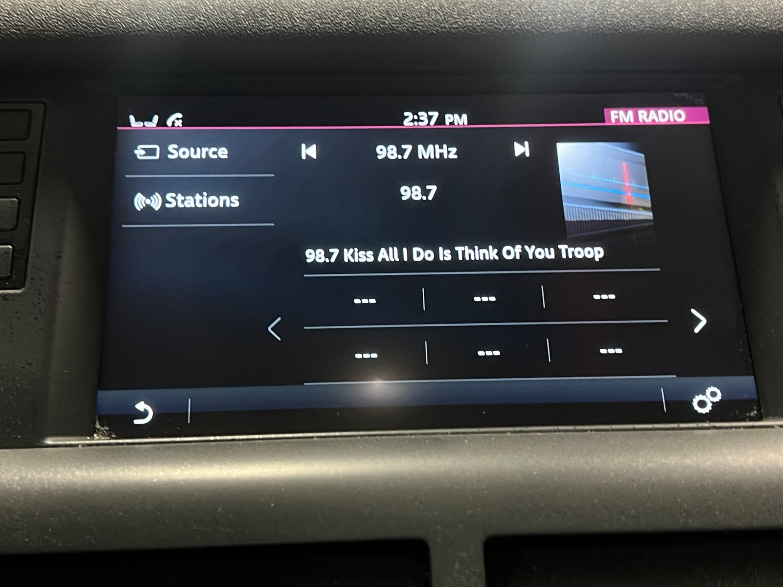 Thumbnail: 2017 Land Rover Discovery Sport - 3