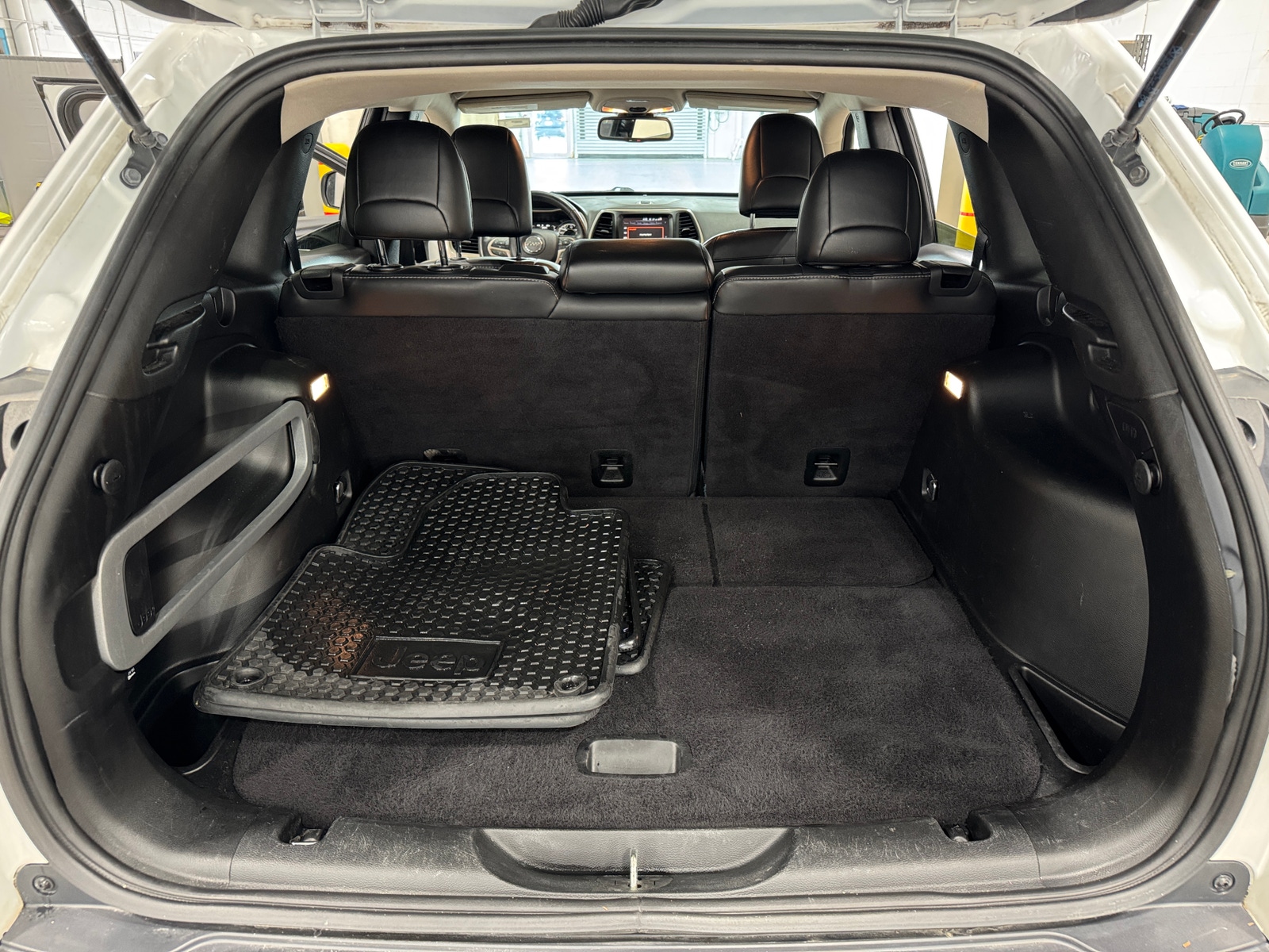 Thumbnail: 2017 Jeep Cherokee - 6