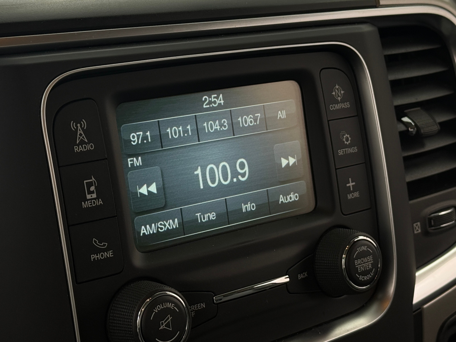 Thumbnail: 2019 RAM 1500 Classic - 3