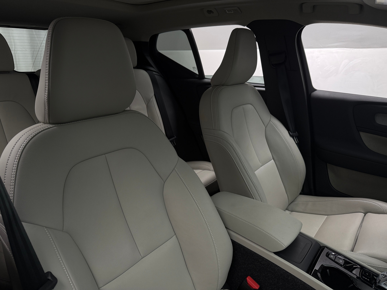 Thumbnail: 2025 Volvo XC40 - 2