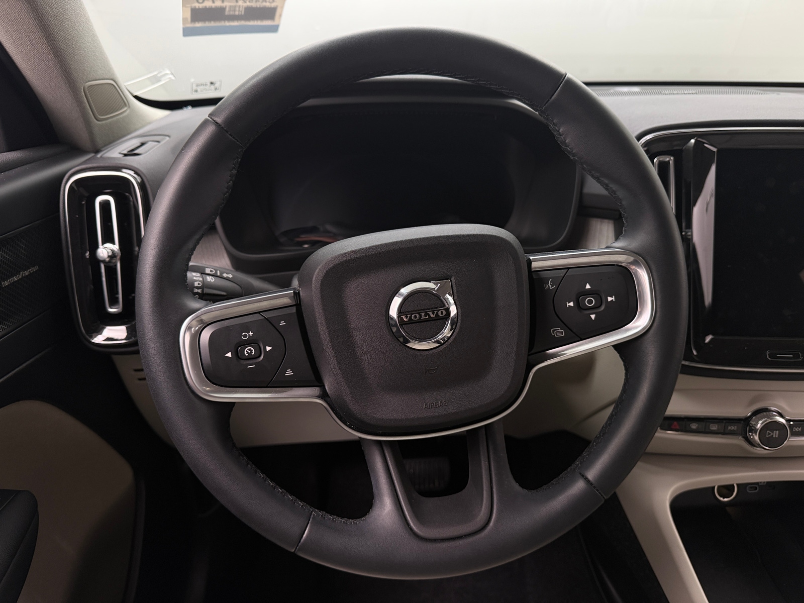 Thumbnail: 2025 Volvo XC40 - 5