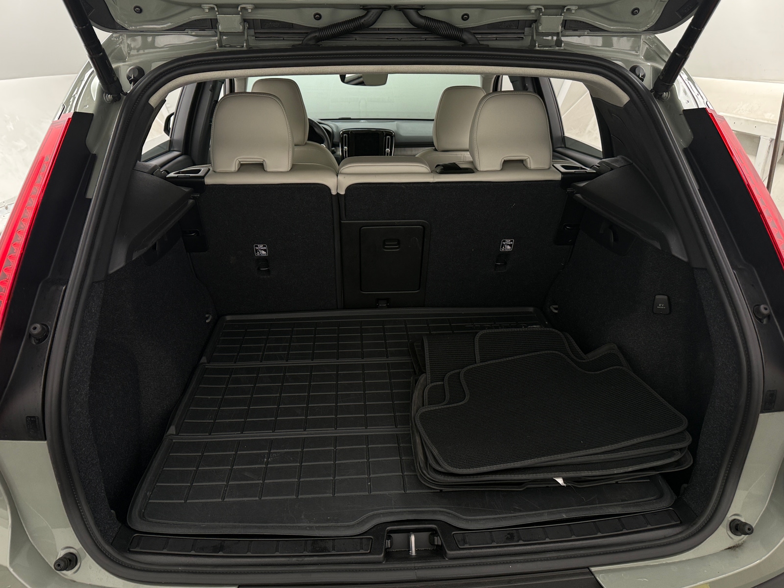 Thumbnail: 2025 Volvo XC40 - 7