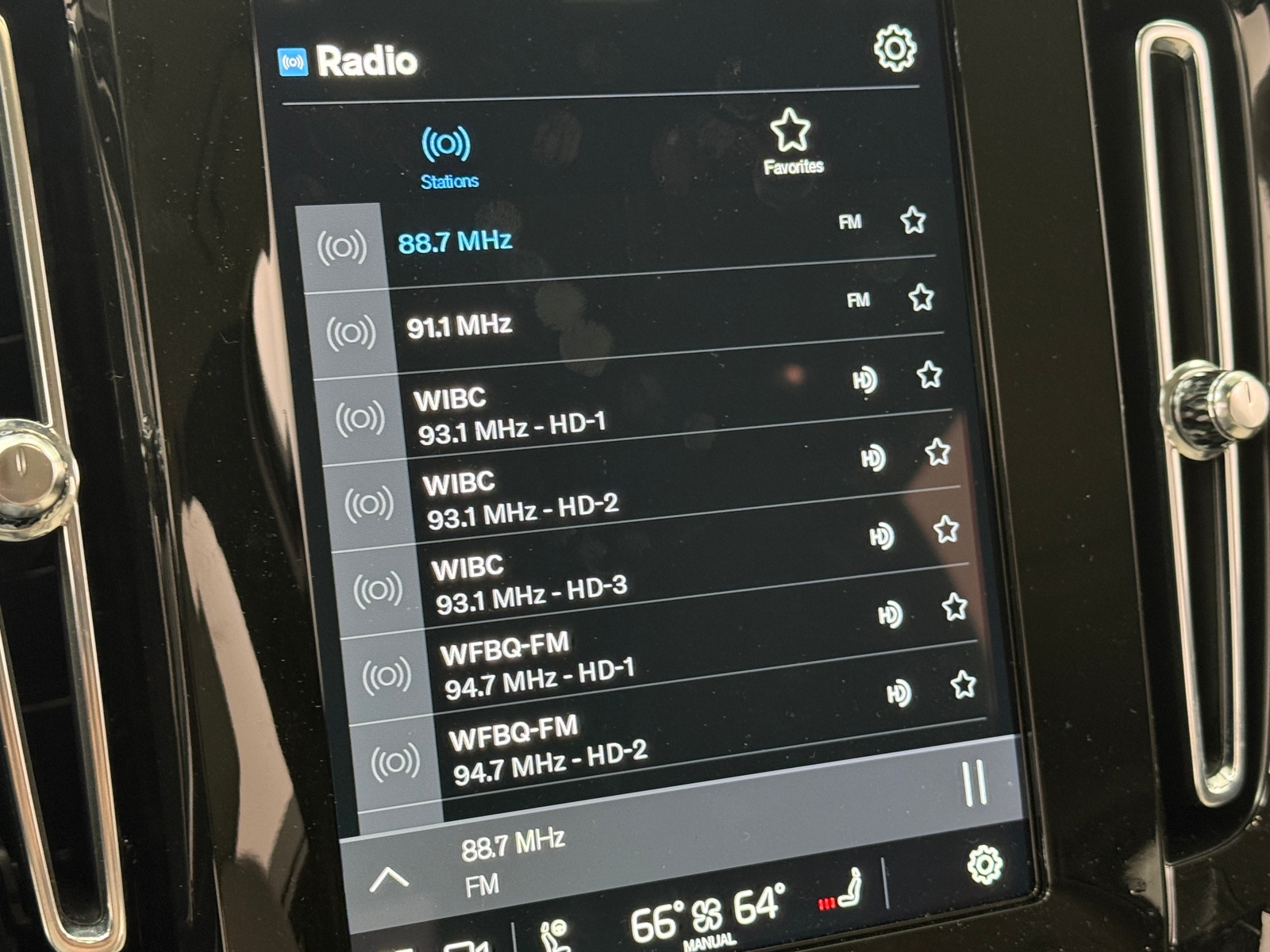 Thumbnail: 2025 Volvo XC40 - 4