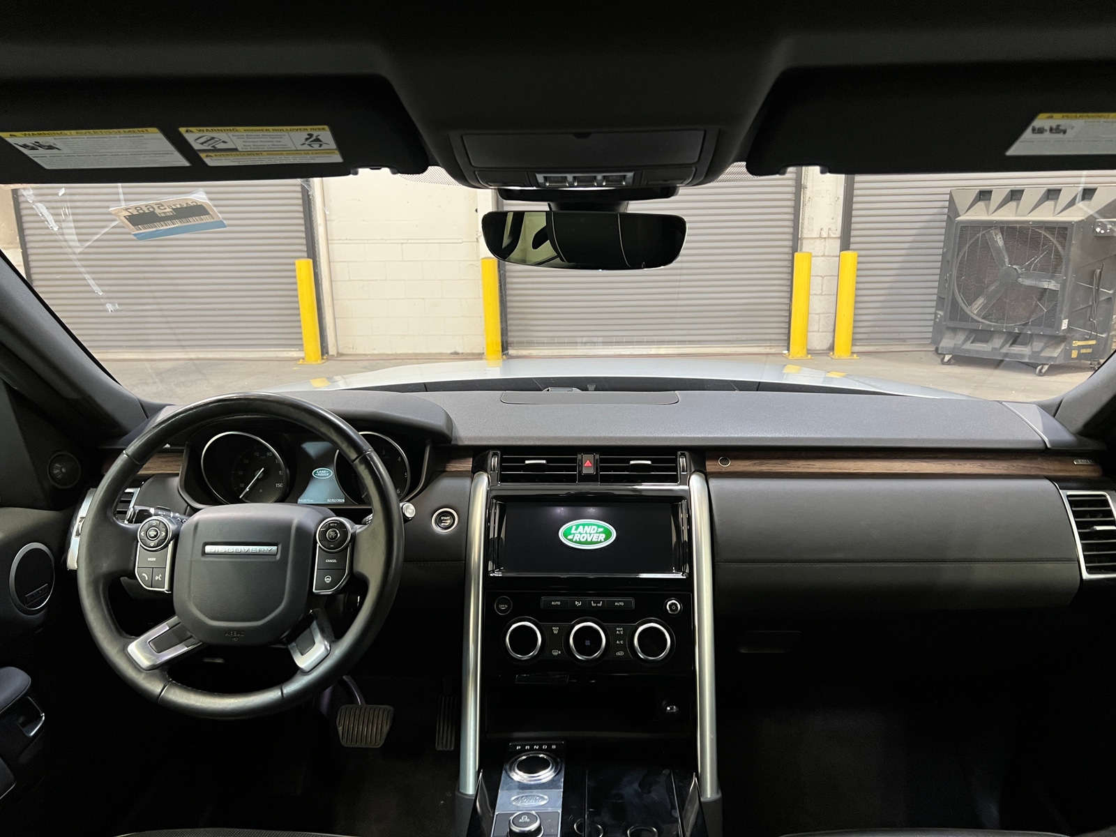 Thumbnail: 2017 Land Rover Discovery - 2