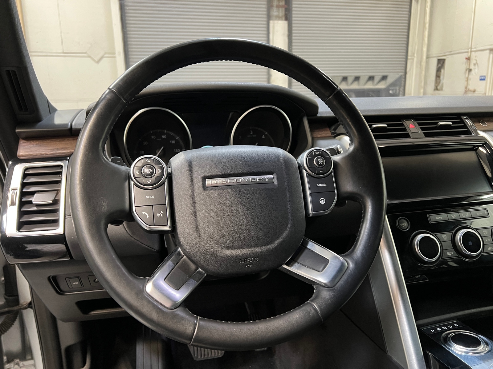 Thumbnail: 2017 Land Rover Discovery - 4