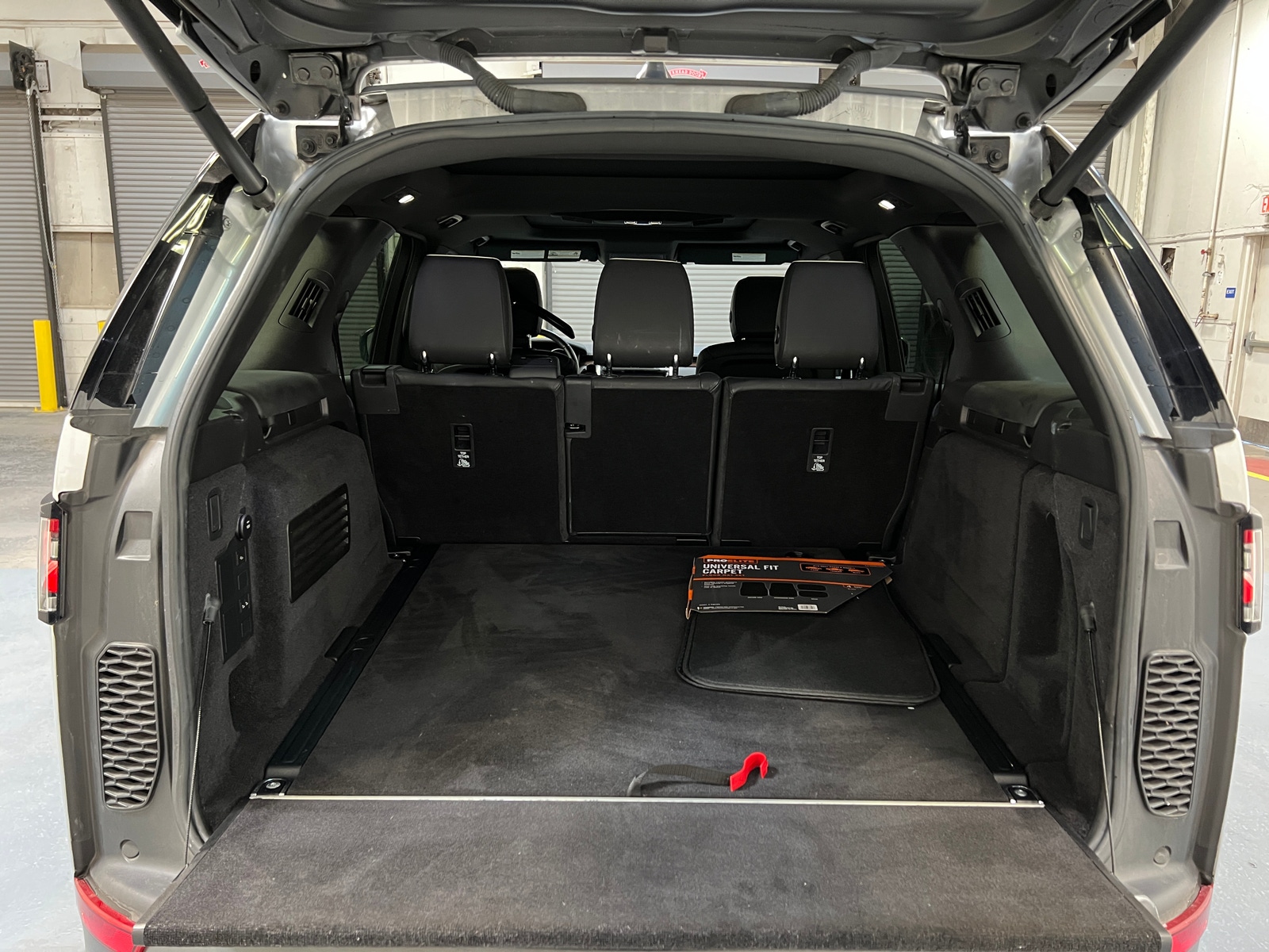 Thumbnail: 2017 Land Rover Discovery - 6