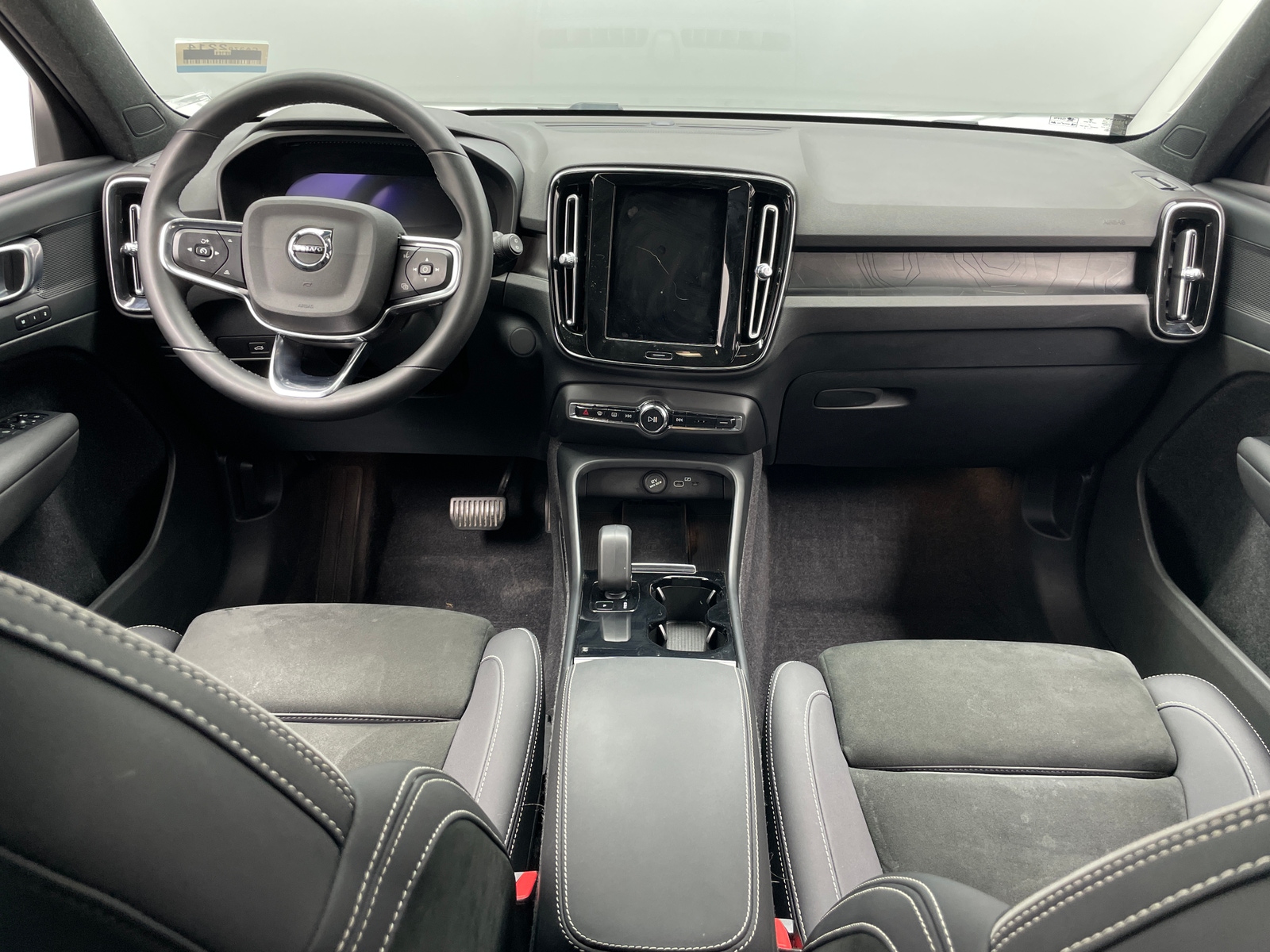 Thumbnail: 2023 Volvo XC40 - 2