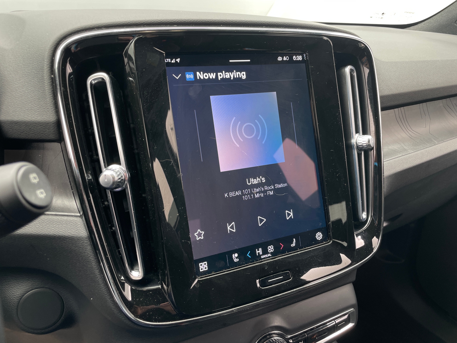 Thumbnail: 2023 Volvo XC40 - 3