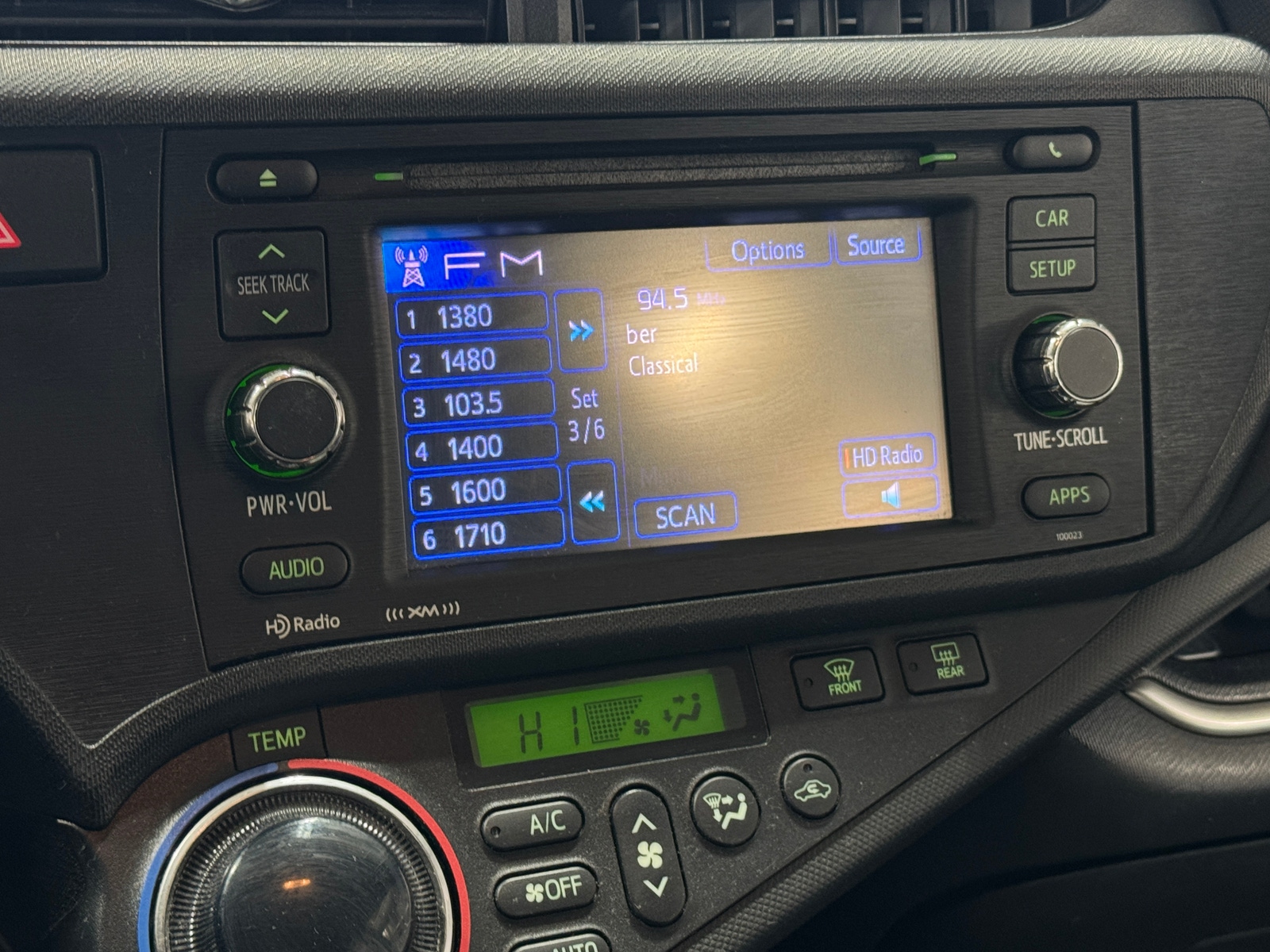 Thumbnail: 2014 Toyota Prius c - 4