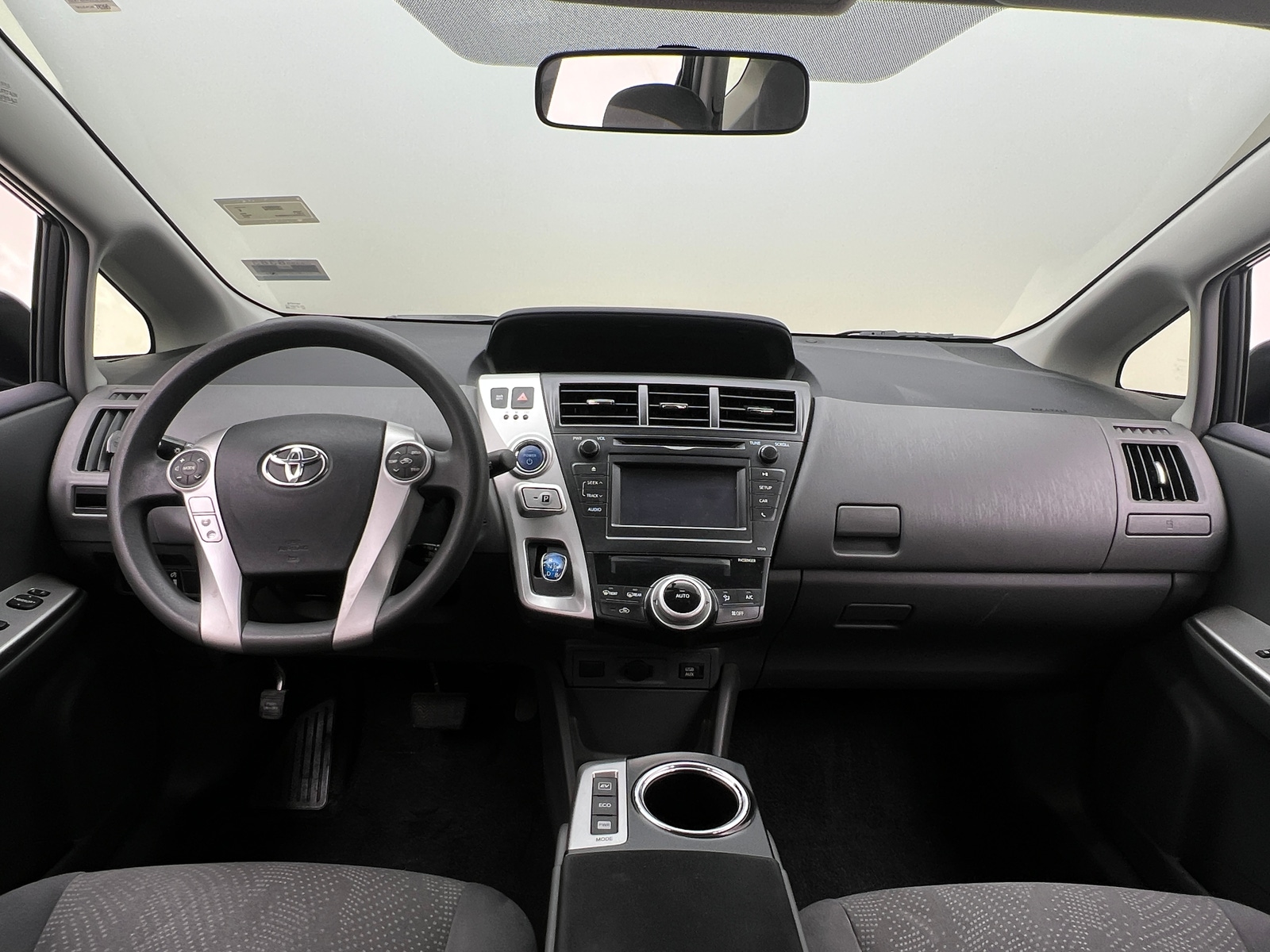 Thumbnail: 2014 Toyota Prius v - 3