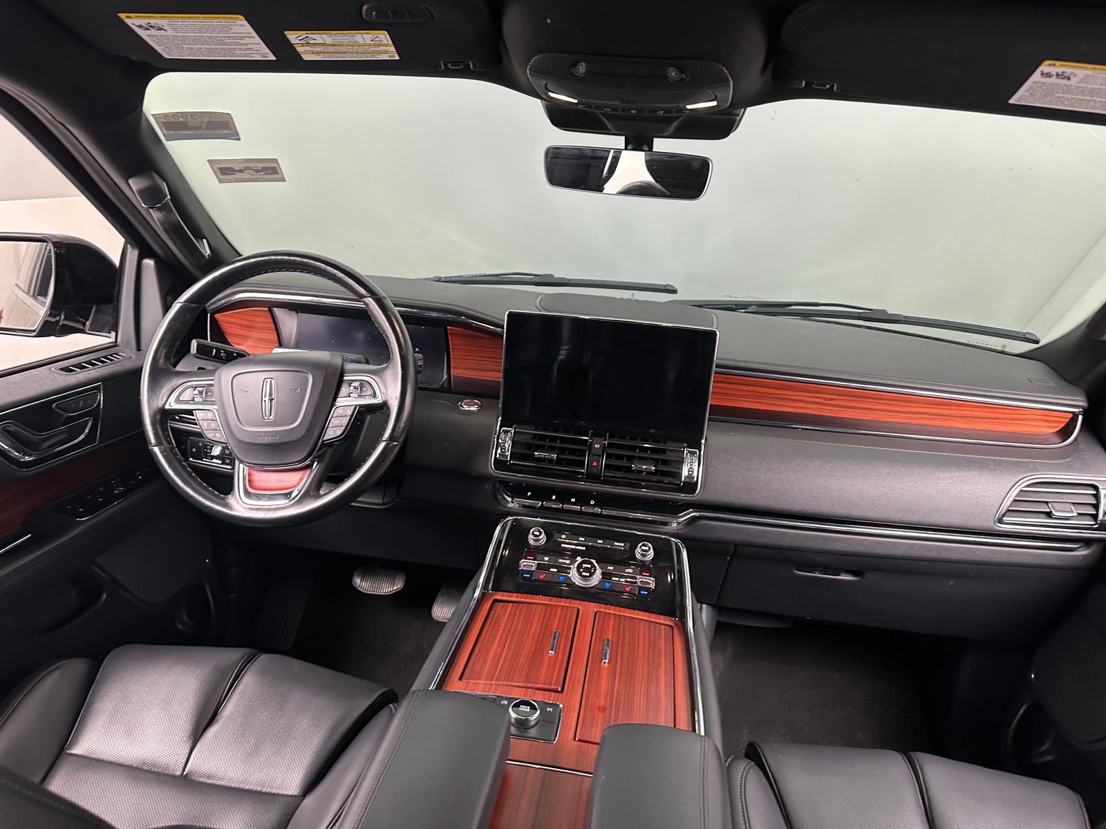 Thumbnail: 2024 Lincoln Navigator L - 2